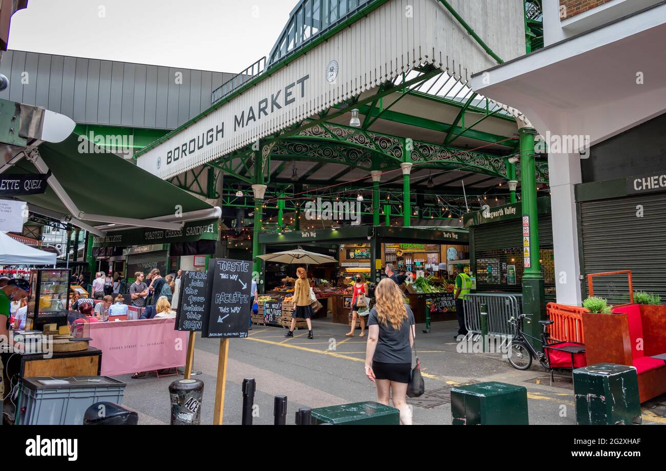 Londra. REGNO UNITO- 06.10. 2021. La facciata del Borough Market a Southwark, uno dei più antichi e più grandi mercati alimentari della capitale. Foto Stock