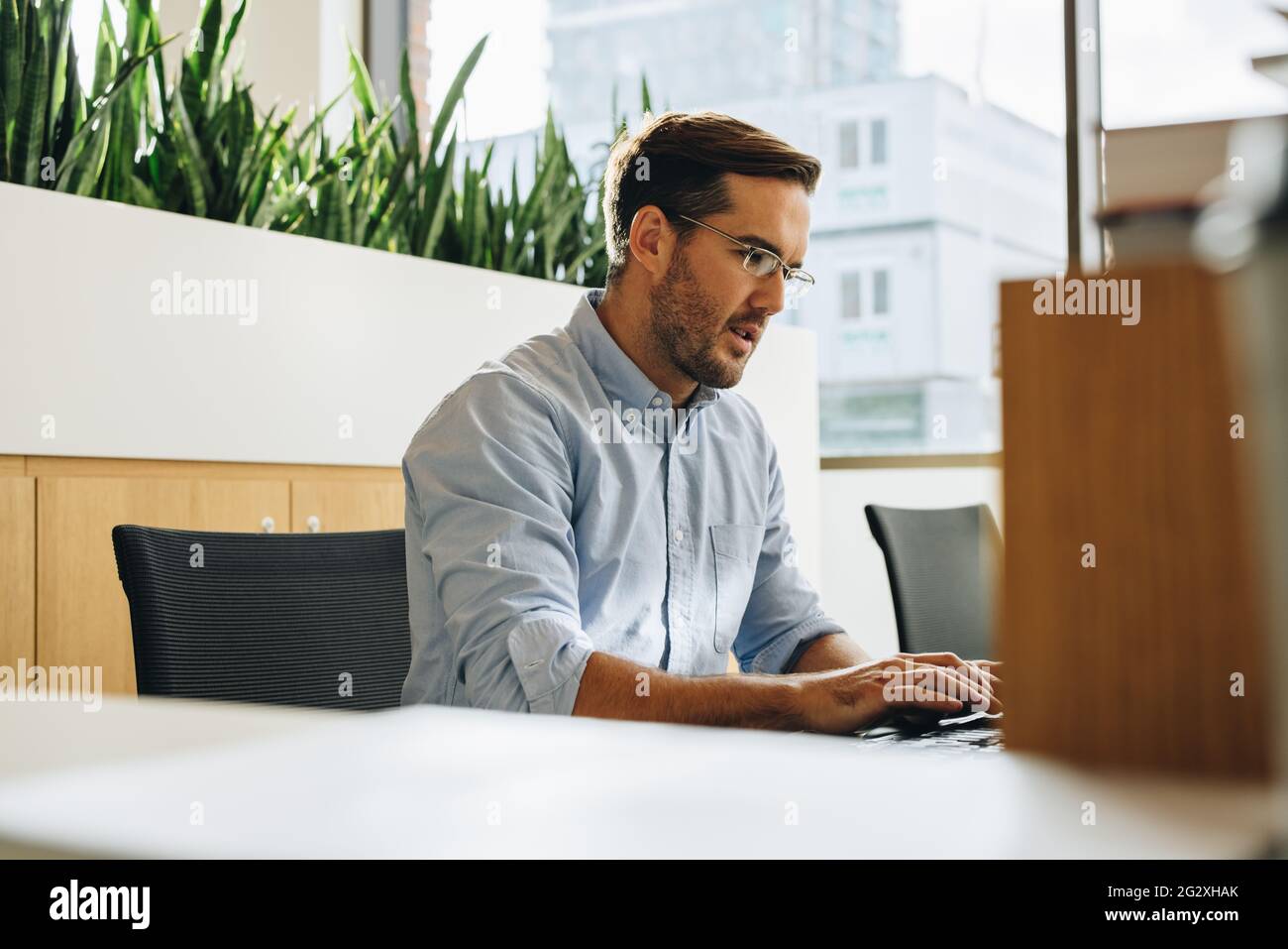 Freelance che lavora al computer in ufficio. uomo d'affari che lavora al computer. Foto Stock