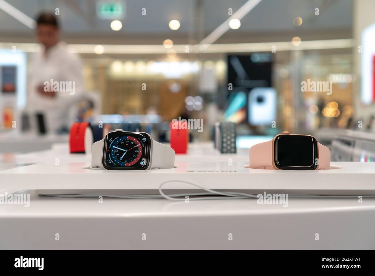 Apple Watch serie 6 multicolore nella vetrina dell'Apple Store. Negozio autorizzato Apple. Il negozio moderno con prodotti Apple: IPhone, MacBook, iPad, Apple Foto Stock