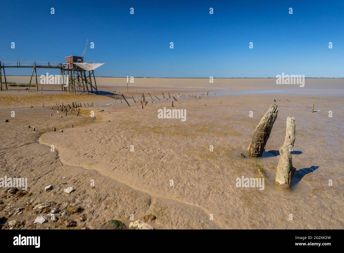 Capanna di pesca tradizionale in Charente Maritime, Francia sull'estuario marea mud flats di la Gironde sulla costa atlantica occidentale Foto Stock