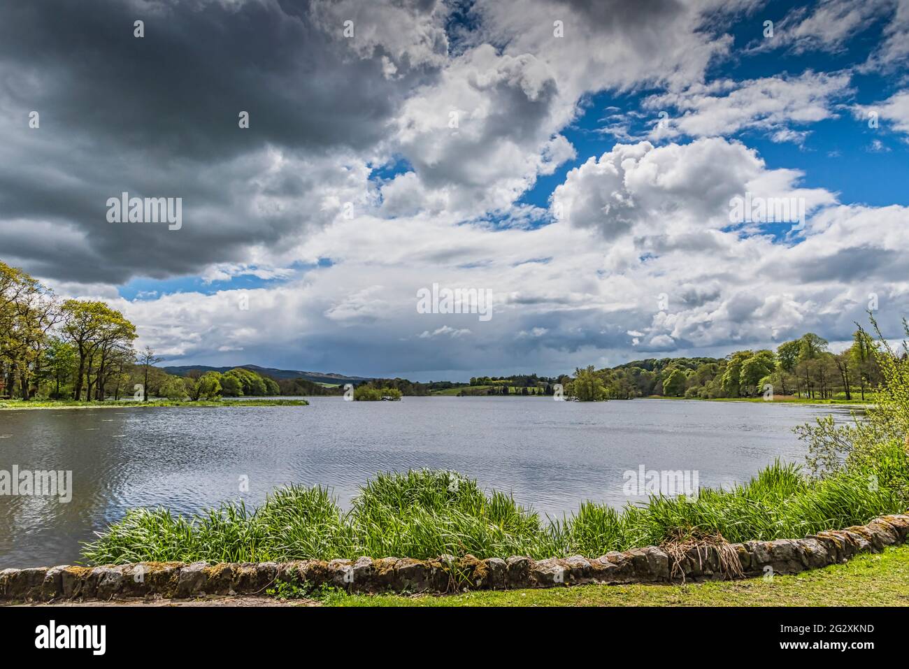 Il panoramico Carlingwark Loch e il parco principale punto di riferimento presso la città di Castle Douglas sulla penisola di Dumfries e Galloway sulla costa occidentale della Scozia Foto Stock