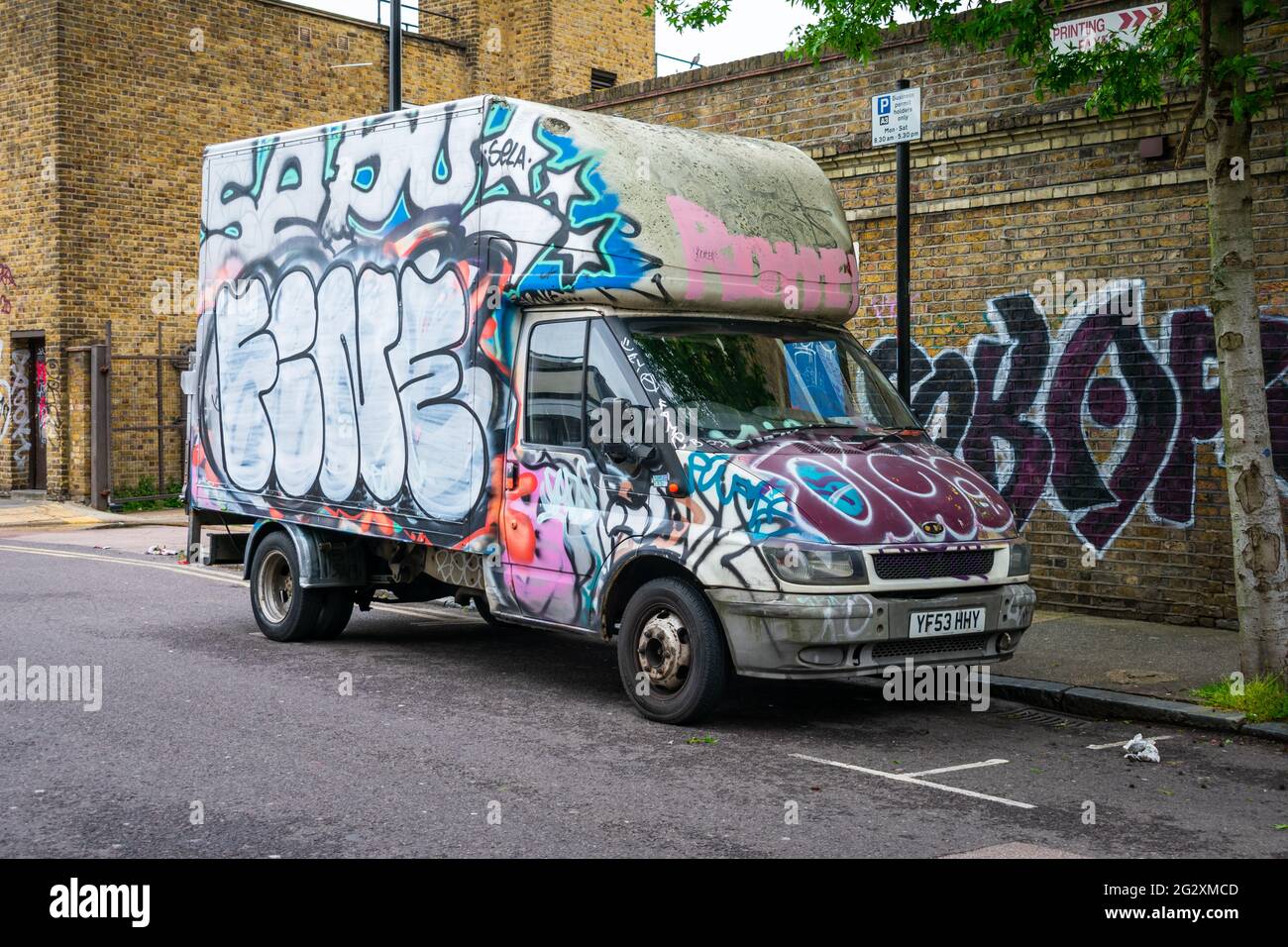 Londra. REGNO UNITO- 05.25.2021. Un furgone nella parte orientale vandalizzato con graffiti. Foto Stock