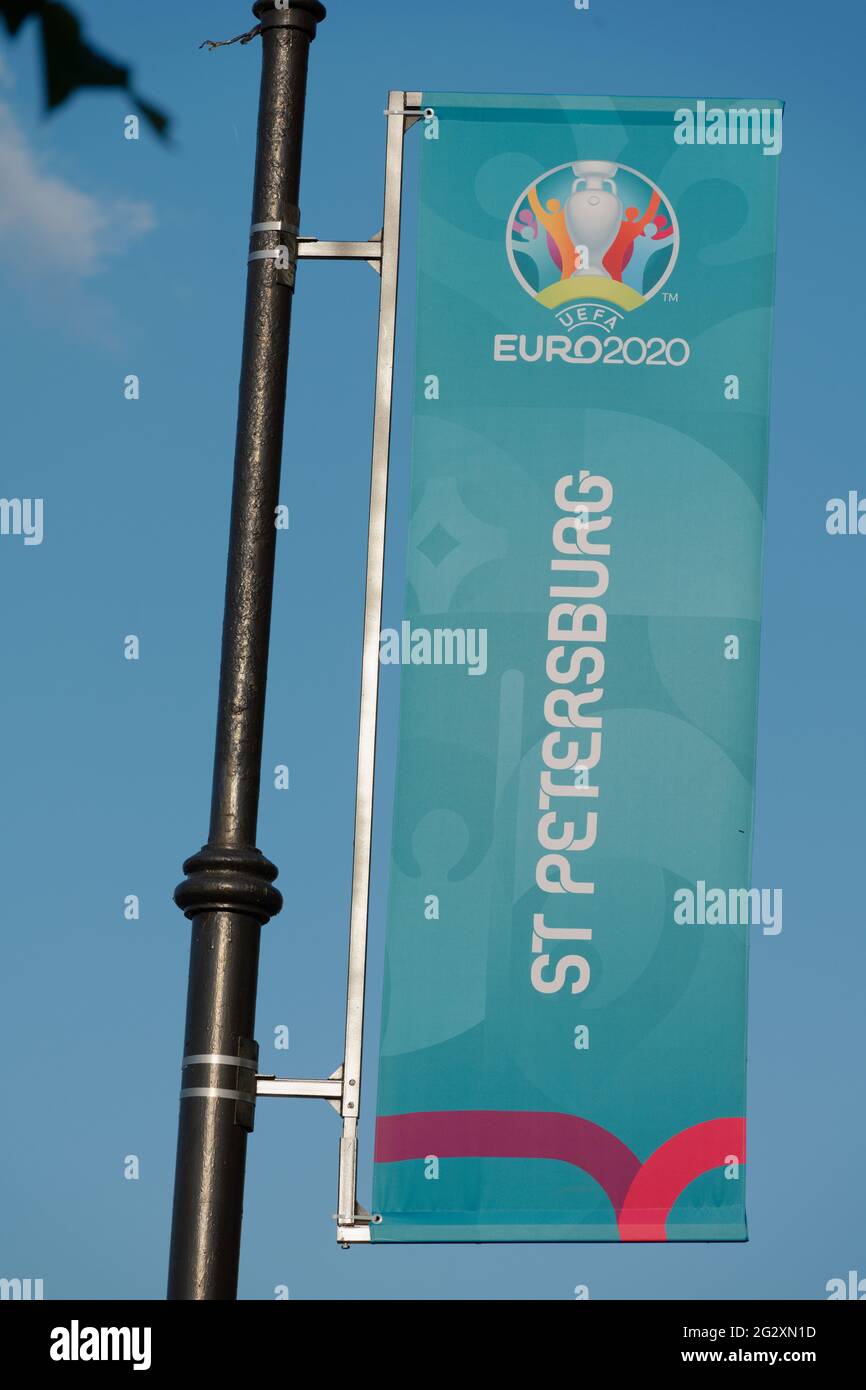 San Pietroburgo, Russia - 12 giugno 2021: Banner con logo UEFA EURO 2020 nel giorno della prima partita di questo torneo in città Foto Stock
