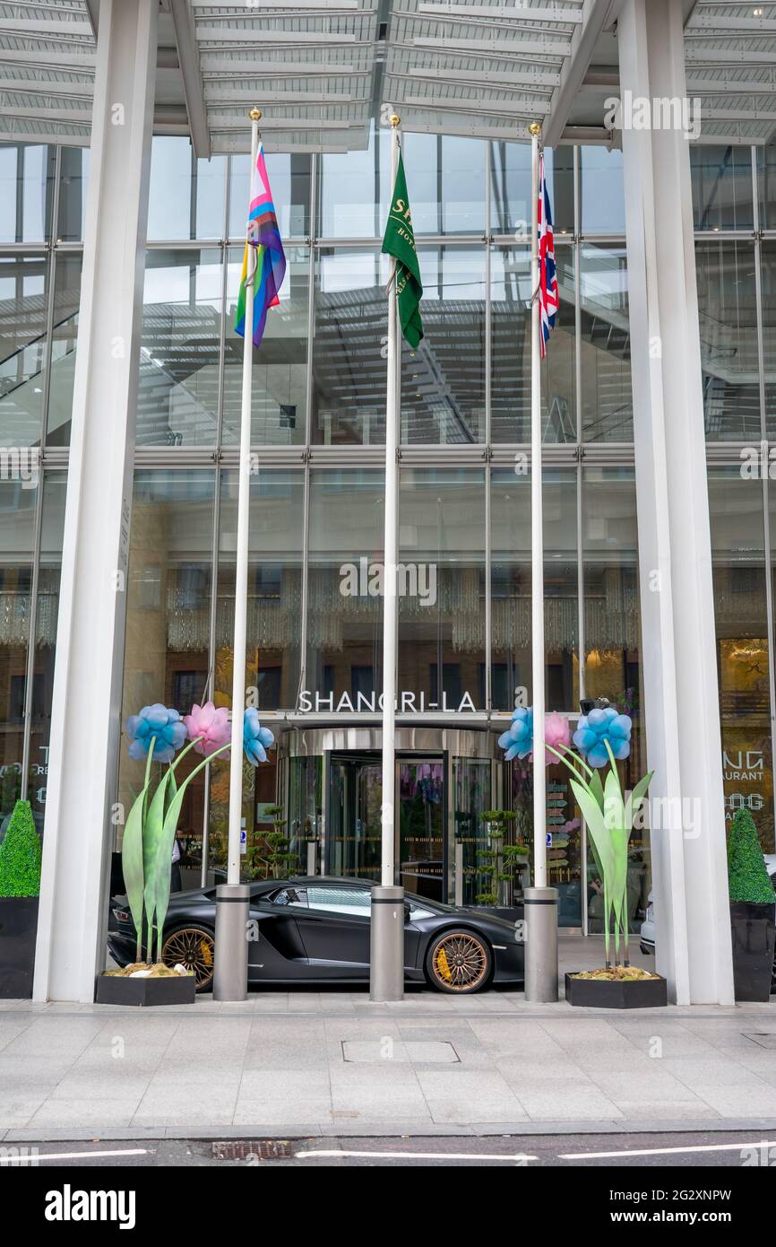 Londra. REGNO UNITO- 06.10. 2021. Il cartello e l'ingresso dell'hotel Shangri-la nello Shard. Foto Stock Londra. REGNO UNITO- 06.10. 2021. Il cartello e l'ingresso dell'hotel Shangri-la nello Shard. Foto Stock