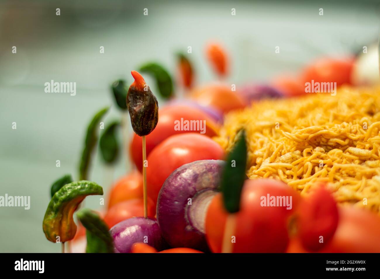 Cibo di strada è stato organizzato in una grande palla anche Bombay Pepper cipolla e Chanachur che è un gustoso e delizioso cibo spazzatura Foto Stock