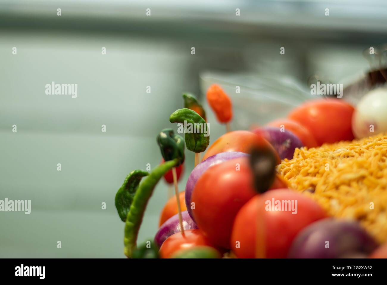 Gustoso e delizioso cibo spazzatura di strada che fa con qualche Chanachur, cipolla, pepe di Bombay è un cibo asiatico Foto Stock