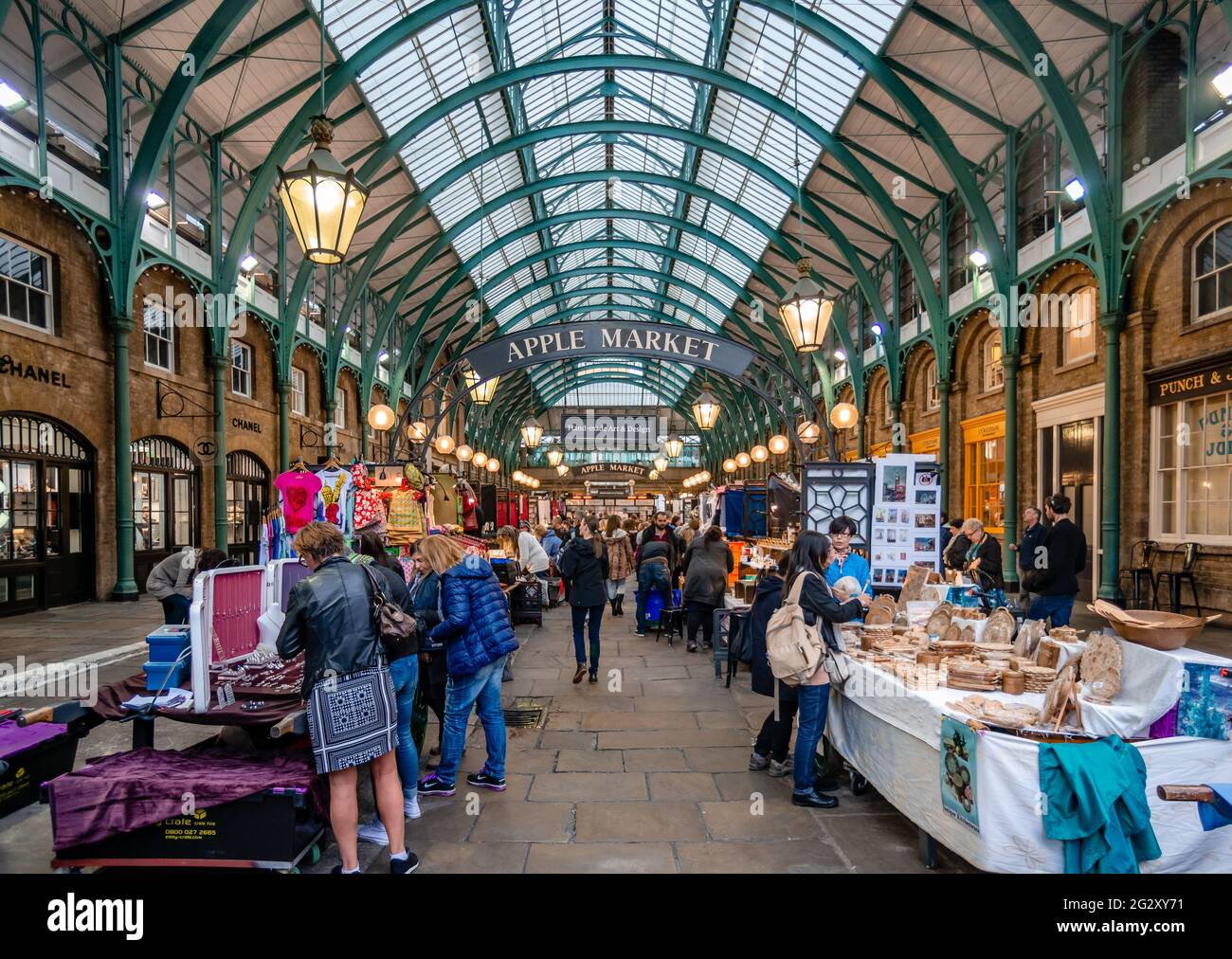 Londra - 3 settembre 2015: Il mercato di Apple a Covent Garden, una famosa galleria di negozi di antiquariato, gioielli, abbigliamento e regali. Foto Stock