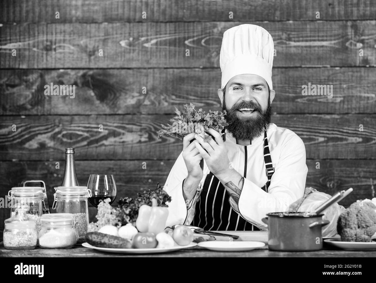 Insalata vegetariana con verdure fresche. Cucina sana. Hipster maturo con barba. Dieta cibo biologico. Cucina culinaria. Vitamina. Felice Foto Stock