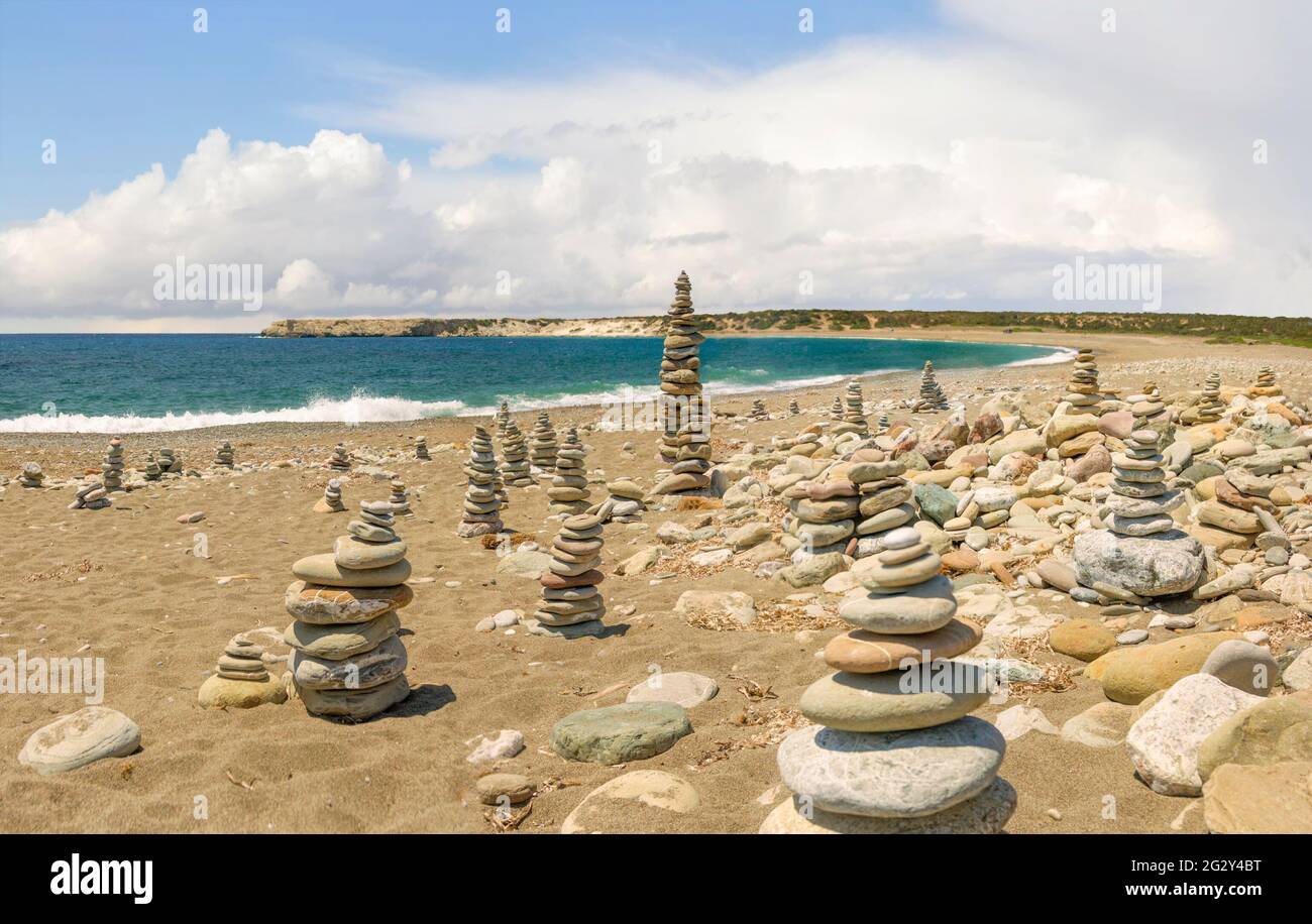 Cairns situato sulla spiaggia vicino al mare, rilassante foto con cairns sulla spiaggia di mare, spiritualità Foto Stock