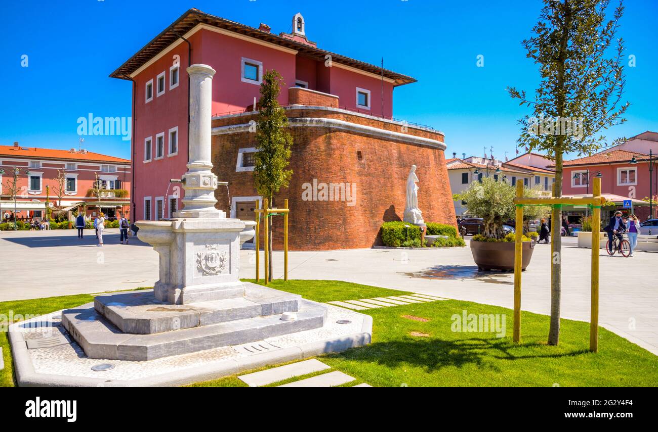 Piazza con forte chiamato Fortino e fontana in marmo a Forte dei Marmi in Versilia, Toscana, Italia Foto Stock