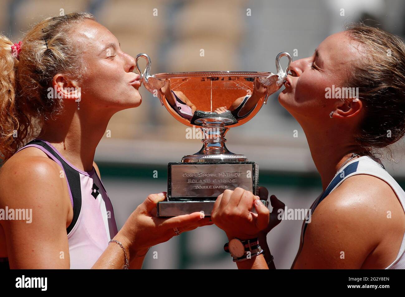 Tennis - Open Francese - Roland Garros, Parigi, Francia - 13 Giugno 2021 Barbora Krejcikova e Katerina Siniakova della Repubblica Ceca festeggiano con il trofeo dopo aver vinto la doppia finale femminile contro IgA Swiatek della Polonia e Bethanie Mattek-Sands degli Stati Uniti REUTERS/Gonzalo Fuentes Foto Stock