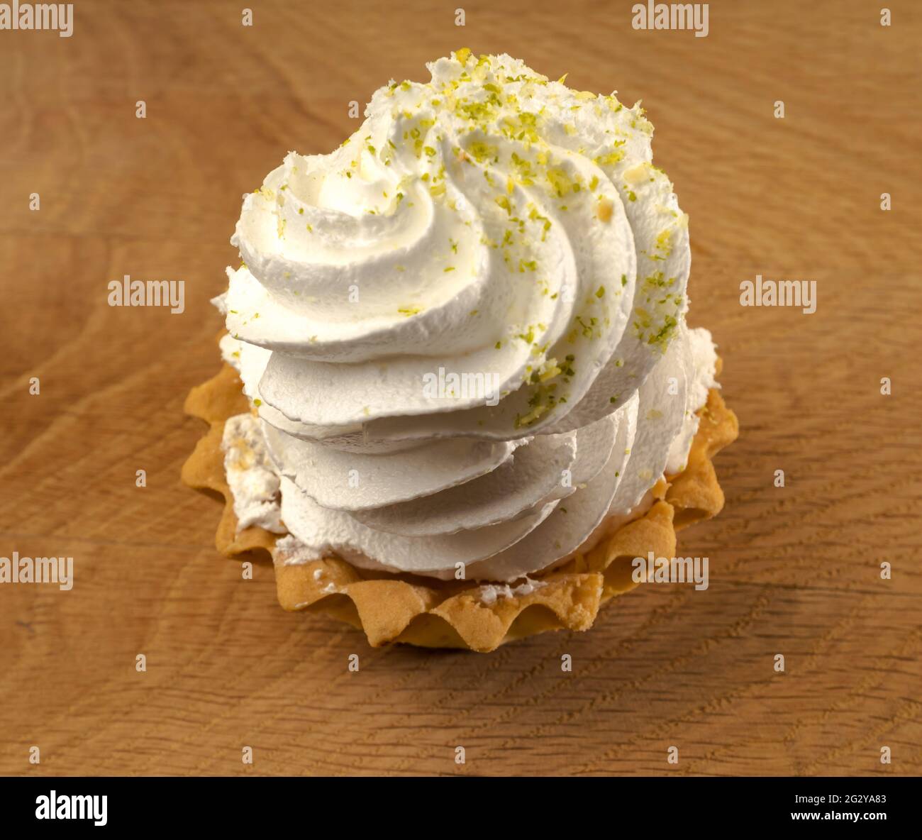 Torta, confezione, a base di crema proteica su una tavola di legno Foto Stock