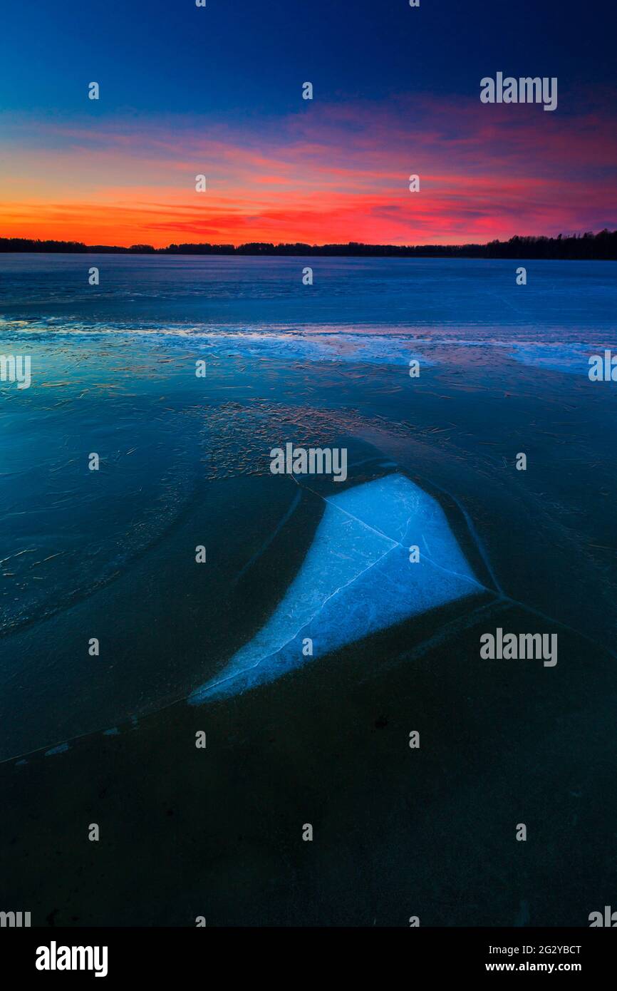 Formazioni di ghiaccio e colorato cielo invernale all'alba nel lago Vansjø a Østfold, Norvegia, Scandinavia. Foto Stock