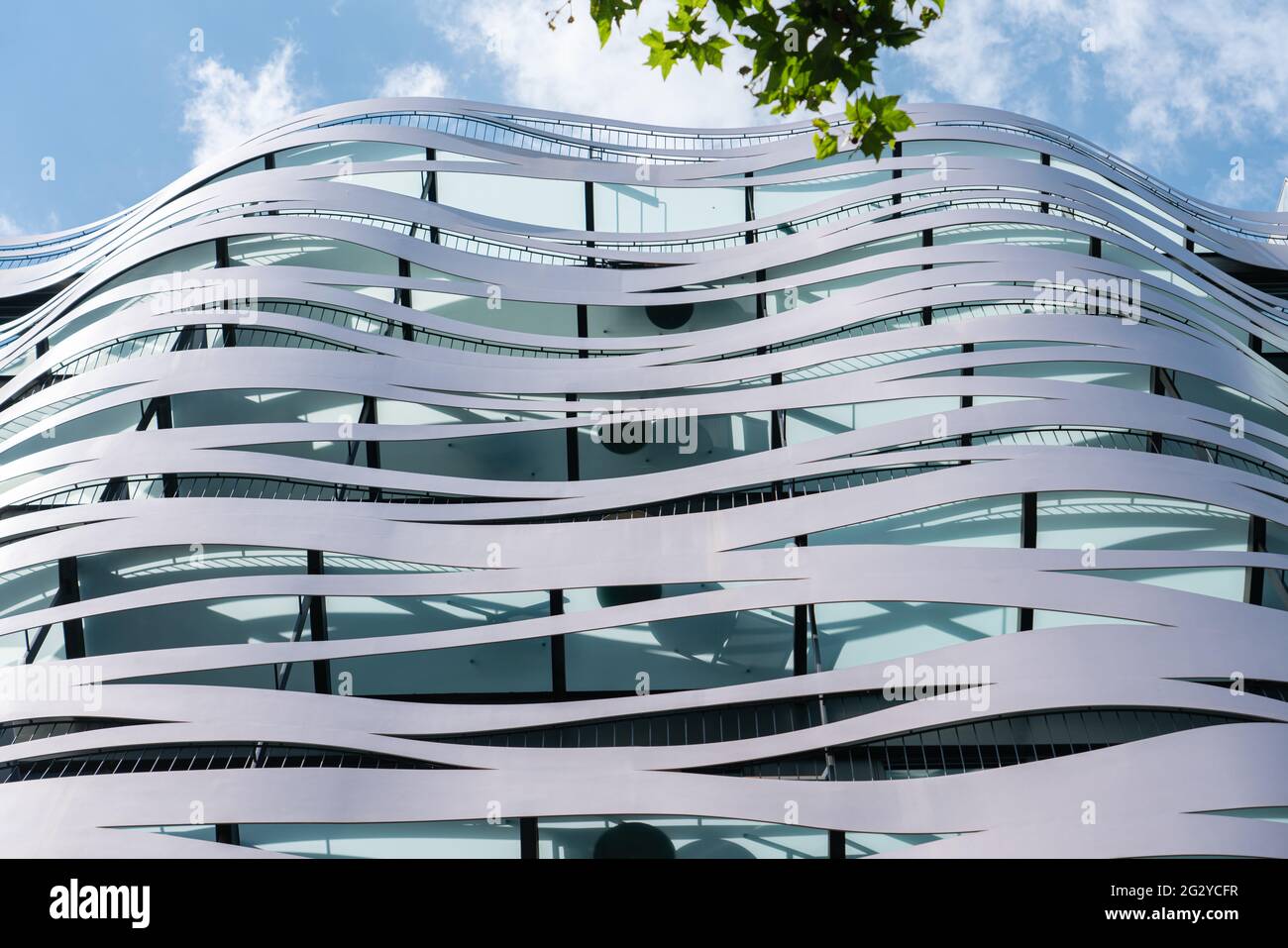 Dettagli architettonici astratti della moderna facciata dell'edificio Foto Stock