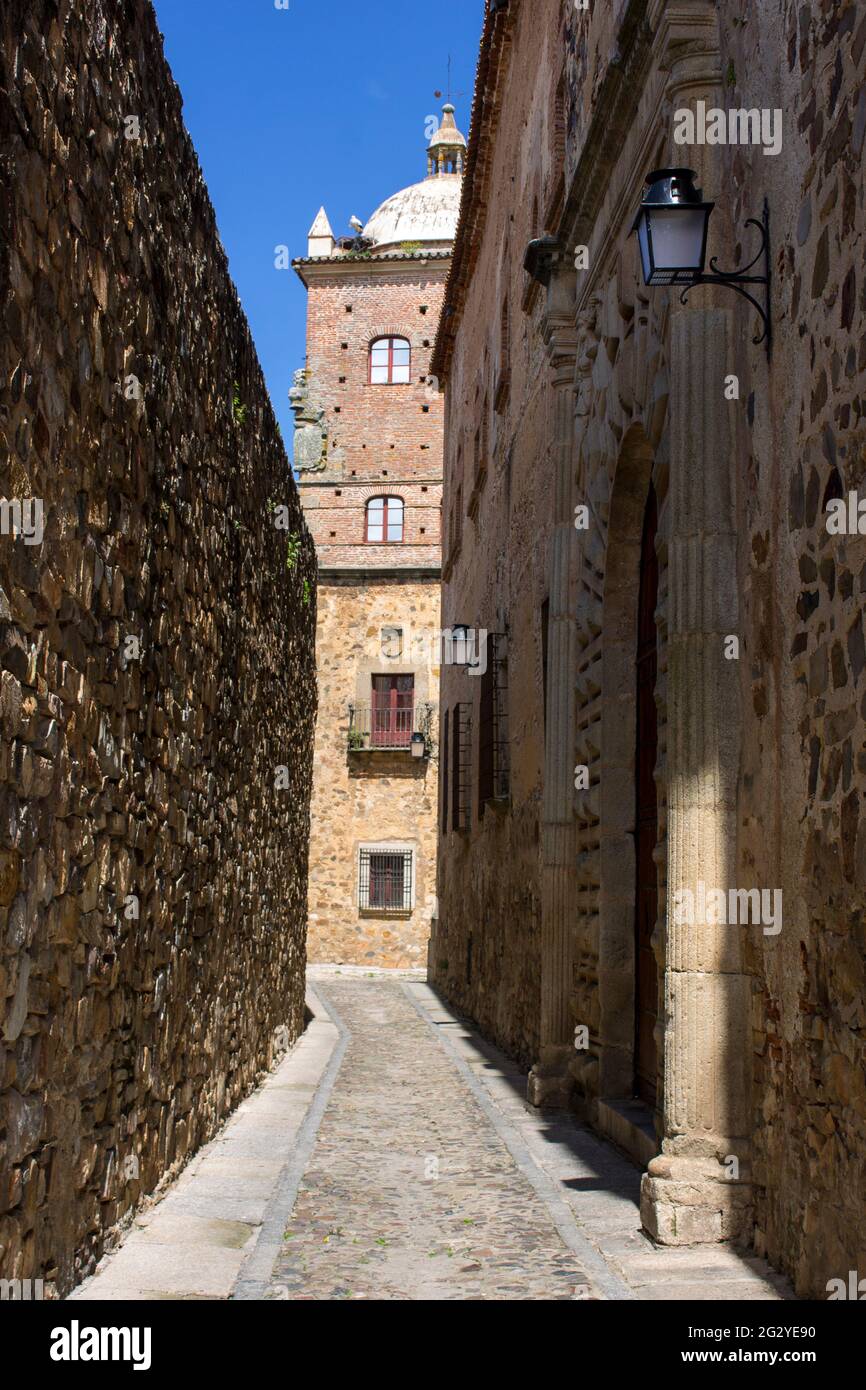 Caceres, Spagna. Uno degli adarves (bastioni) con il Palazzo di Toledo-Moctezuma nella Città Vecchia Monumentale, un sito Patrimonio dell'Umanità Foto Stock