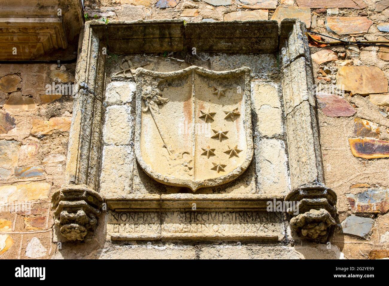 Caceres, Spagna. Stemma in pietra nella Città Vecchia Monumentale, patrimonio dell'umanità Foto Stock