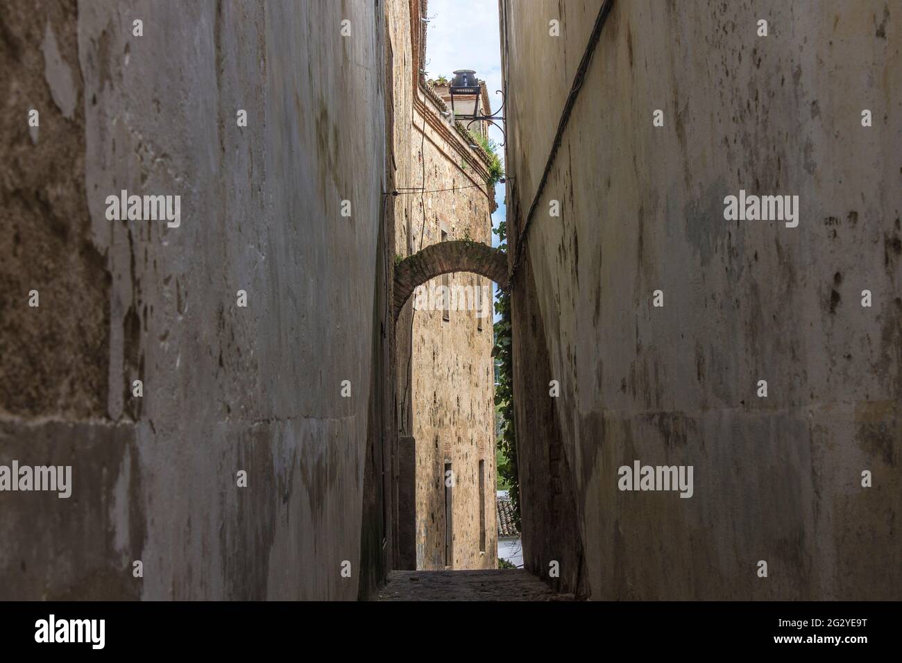 Caceres, Spagna. Strada stretta nella Città Vecchia Monumentale, un sito Patrimonio dell'Umanità Foto Stock