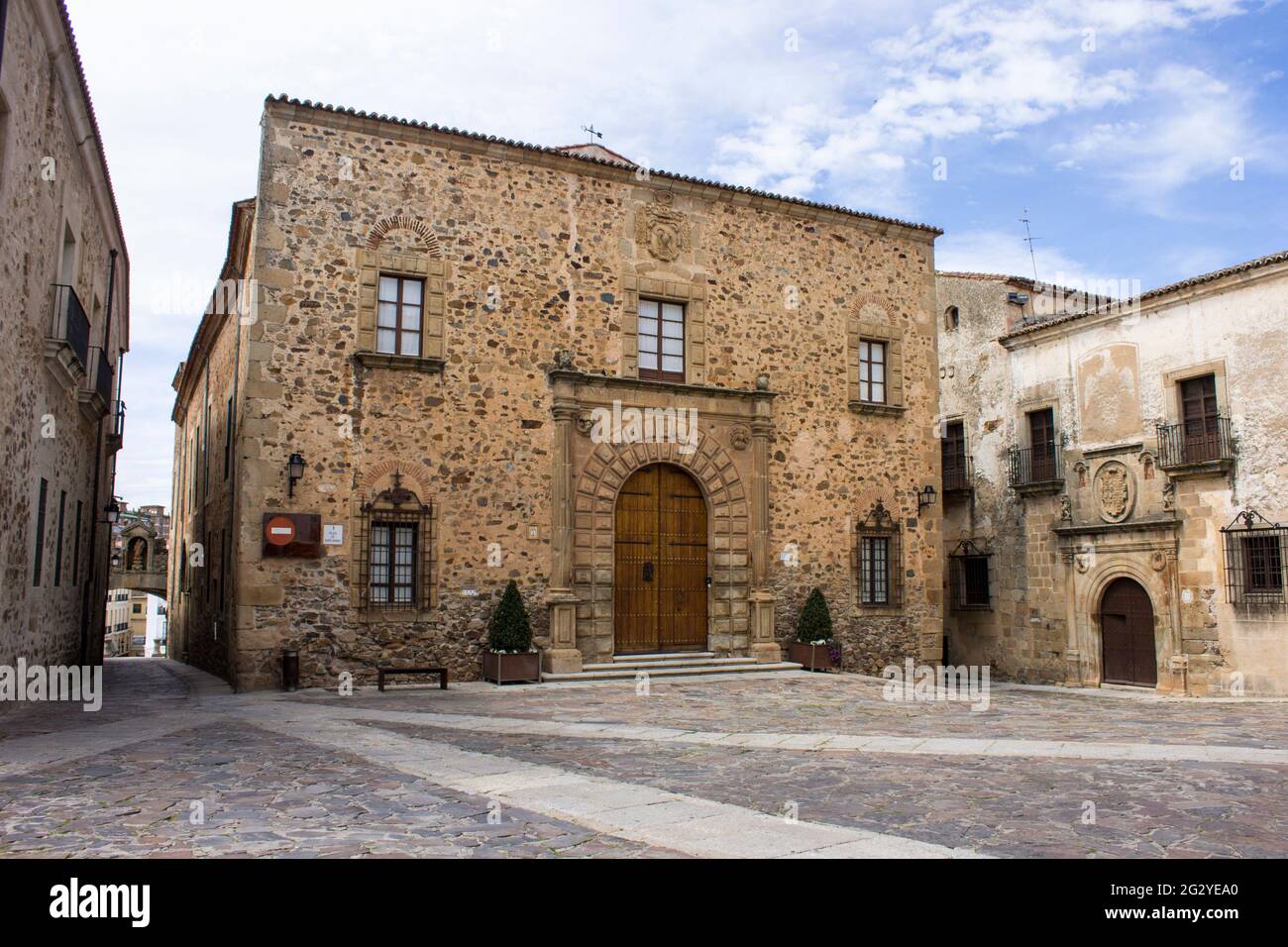 Caceres, Spagna. Il Palacio Episcopal (Palazzo Vescovile) nella Città Vecchia Monumentale, un sito Patrimonio dell'Umanità Foto Stock