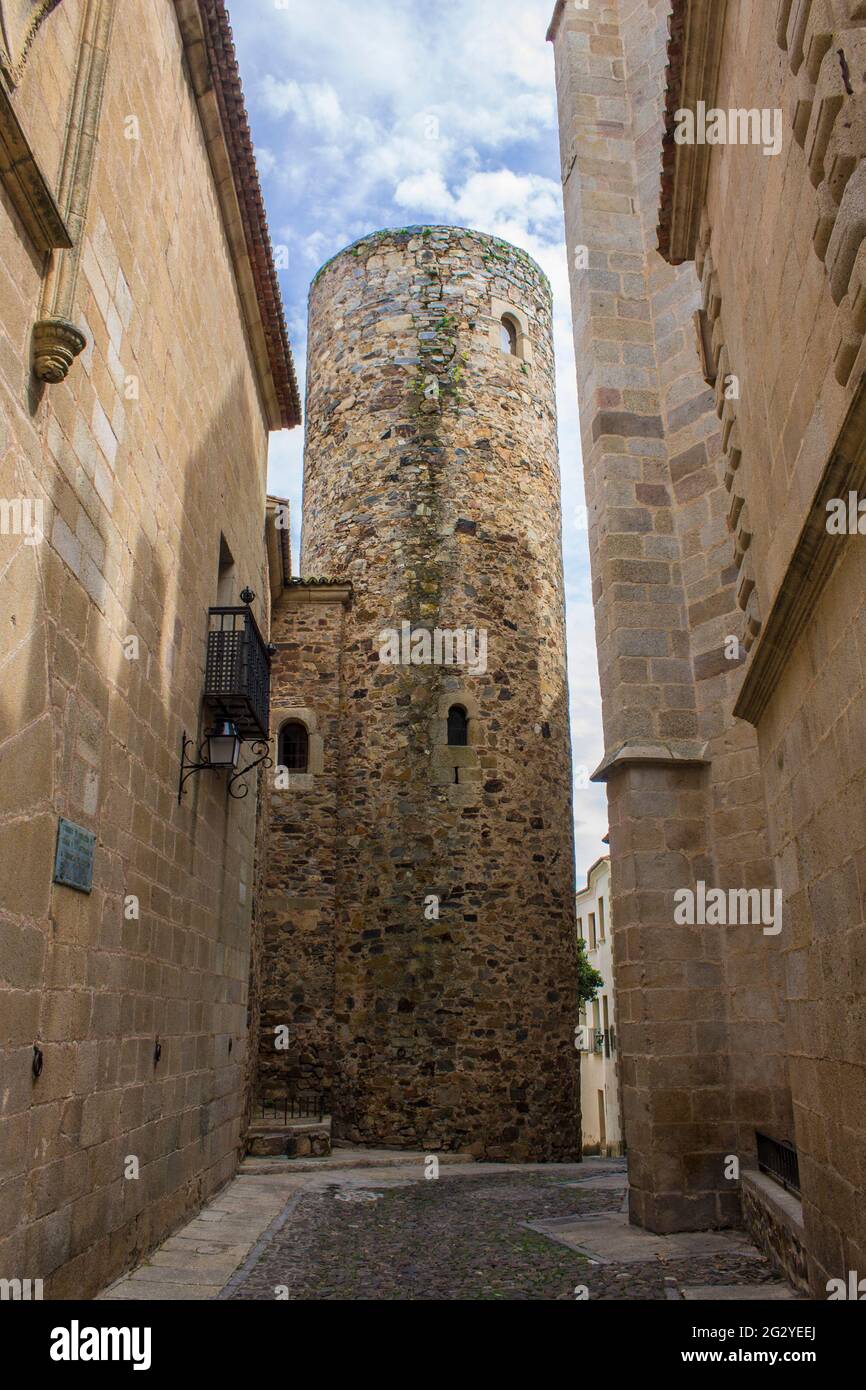 Caceres, Spagna. La torre del Palacio de Carvajal nella Città Vecchia Monumentale, un sito Patrimonio dell'Umanità Foto Stock
