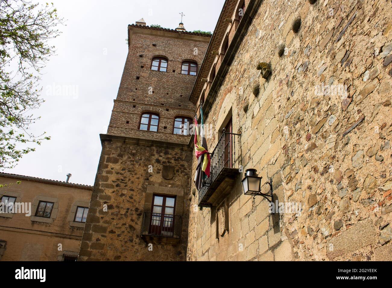 Caceres, Spagna. Torre nella Città Vecchia Monumentale, un sito Patrimonio dell'Umanità Foto Stock