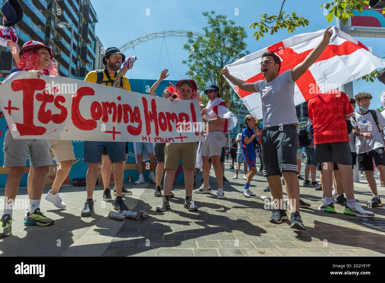 Wembley Stadium, Wembley Park, Regno Unito. 13 giugno 2021. Gli appassionati di calcio che si godono il sole sulla Via Olimpica questa mattina davanti all'Inghilterra contro la Croazia, Wembley stadi prima partita del Campionato europeo di calcio UEFA. Amanda Rose/Alamy Live News Foto Stock