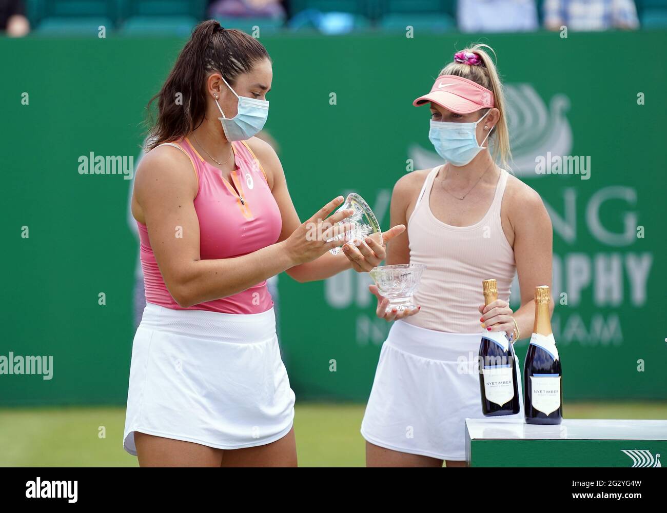 Storm Sanders e Caroline Dolehide dopo aver terminato i finalisti nella finale di Doubles il 9° giorno del Viking Open al Nottingham Tennis Center. Data immagine: Domenica 13 giugno 2021. Foto Stock