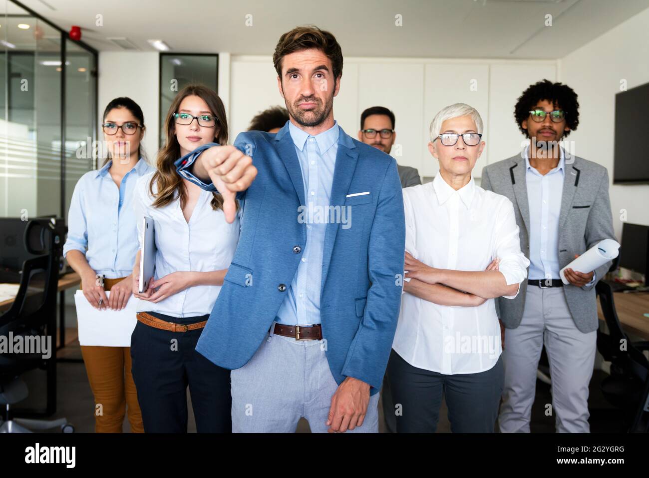 Gruppo di tentativi di persone di affari e mal gestite azienda porta infelicità Foto Stock