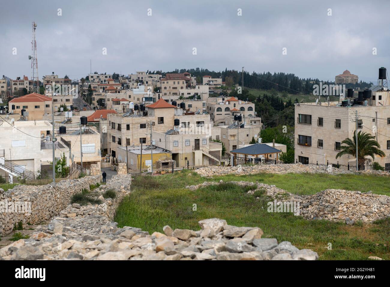 Vista del Monte Gerizim con il villaggio di Kiryat Luza, vicino alla città di Nablus l'antica e biblica città di Shechem. Palestina Foto Stock