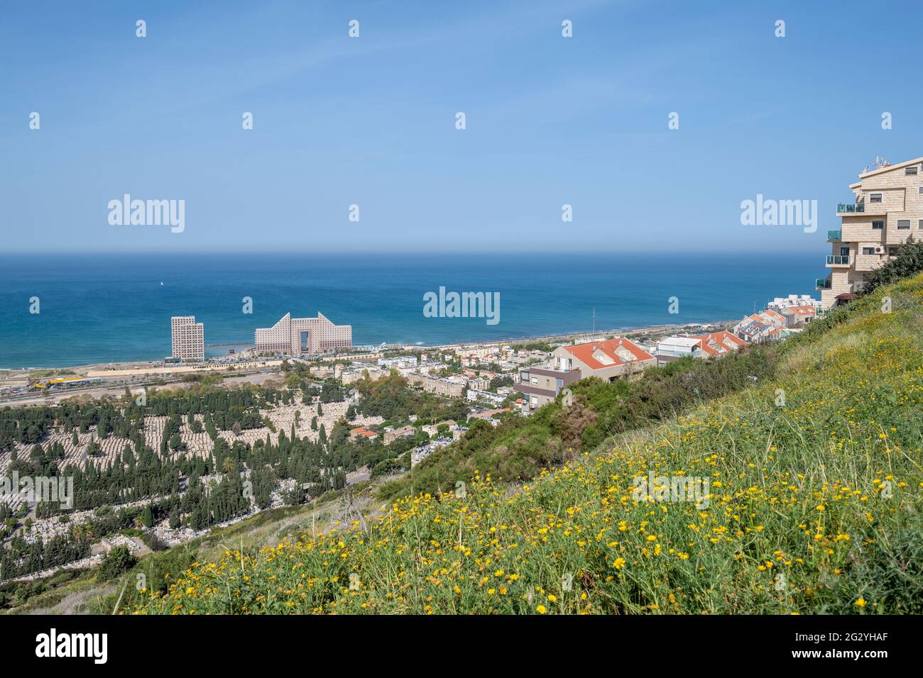 Vista spettacolare della costa mediterranea, lungo il percorso della Sezione 13 del Sentiero Haifa che copre i frutteti di Wadi Siah e Khayat. Haifa. Israele Foto Stock