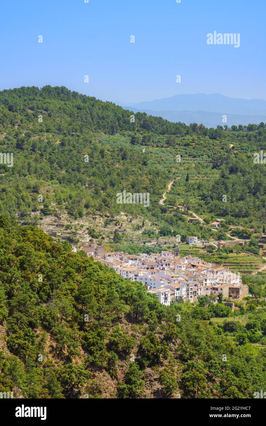 Pittoresca cittadina bianca in campagna. Ain, Comunidad Valenciana, Spagna Foto Stock