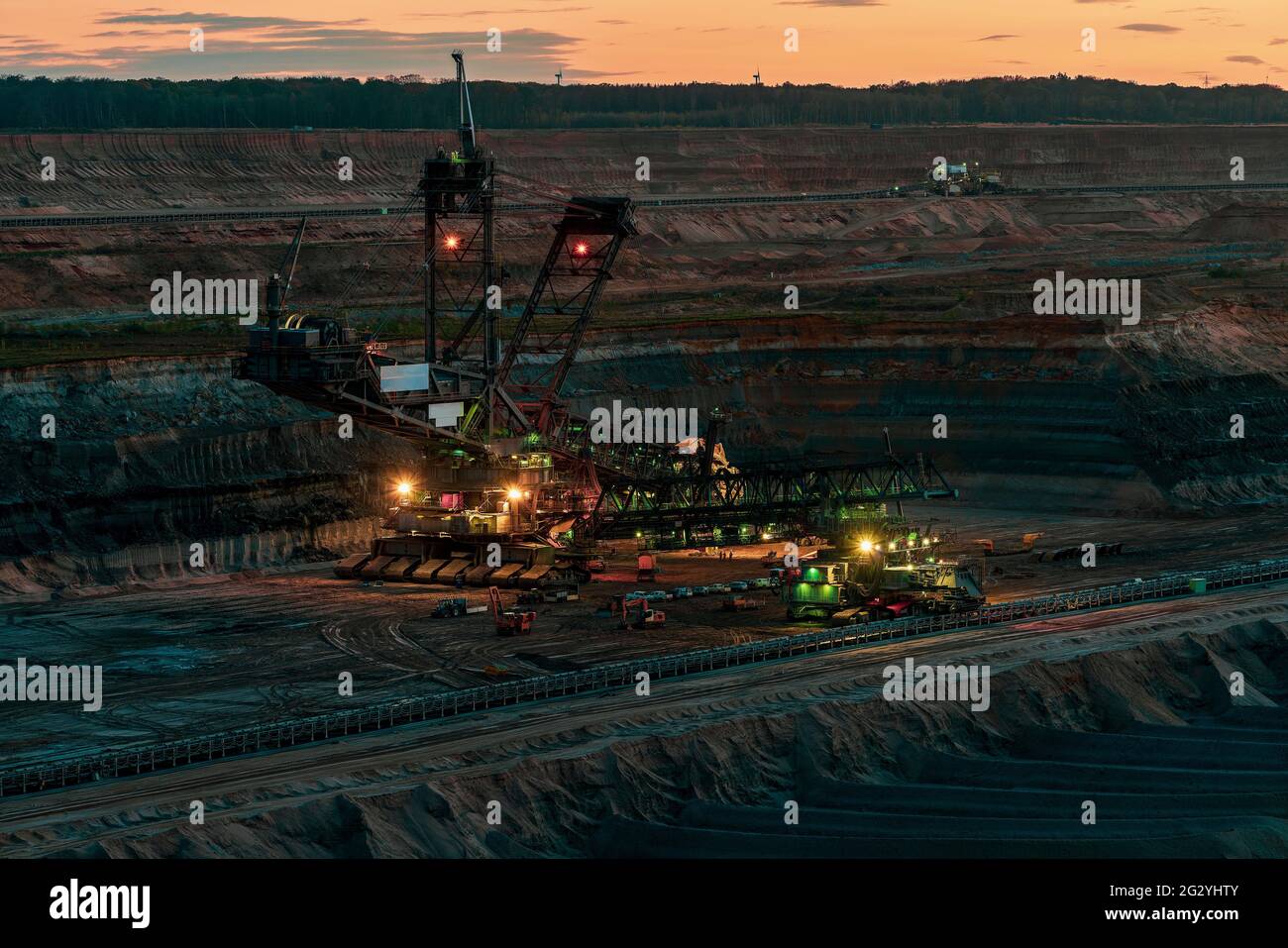 Escavatore gommato a benna 258 nella miniera d'opencast di Hambach, Germania. Foto Stock