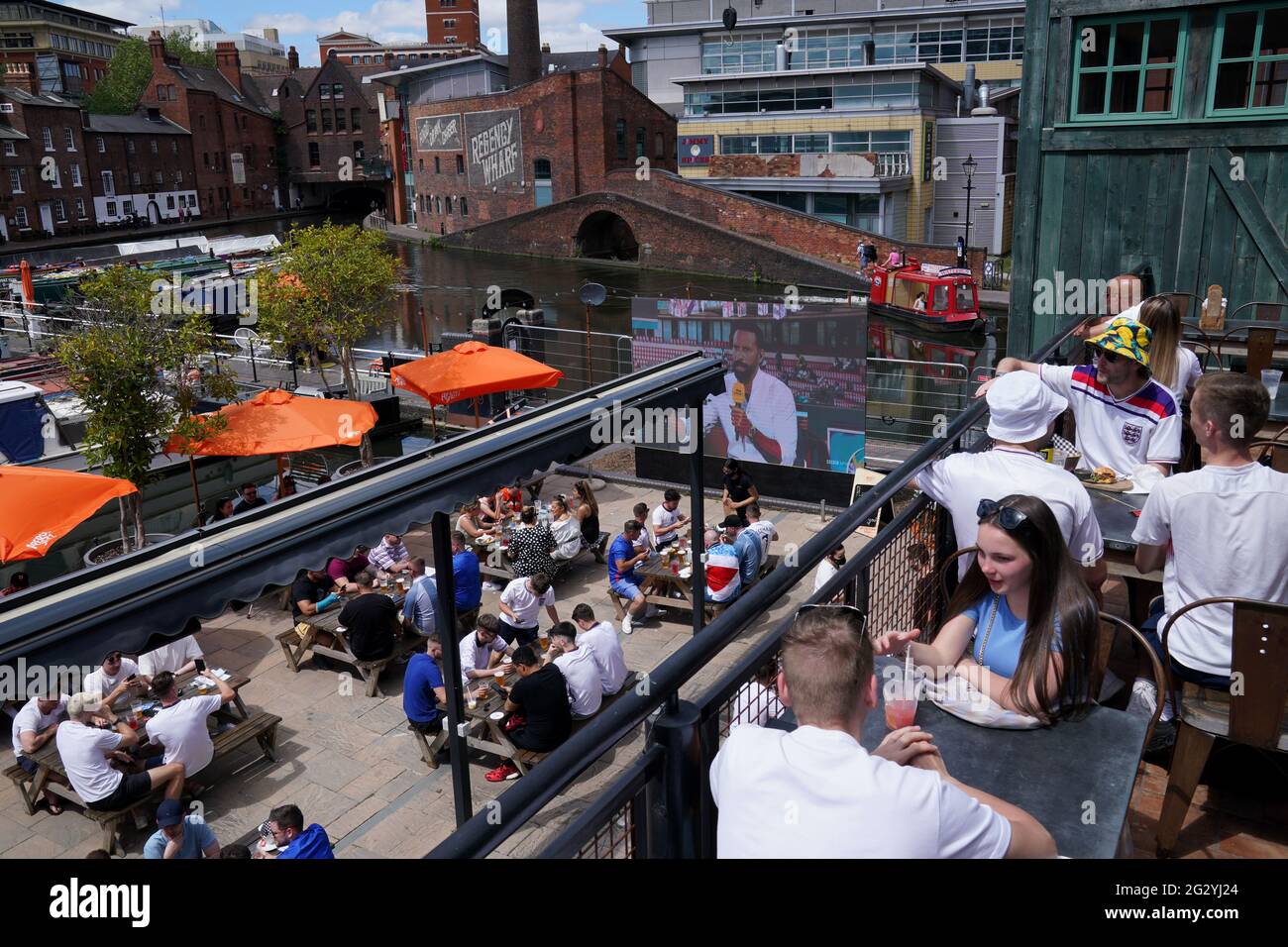 Tifosi al Canal House pub di Birmingham prima della partita UEFA Euro 2020 Gruppo D tra Inghilterra e Croazia. Data immagine: Domenica 13 giugno 2021. Foto Stock