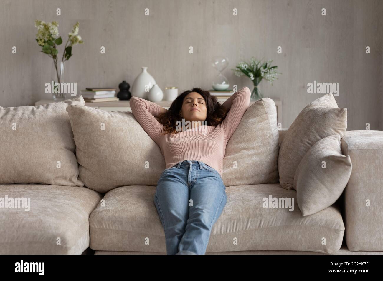 Calma donna ispanica riposo sul divano respirare aria fresca Foto Stock