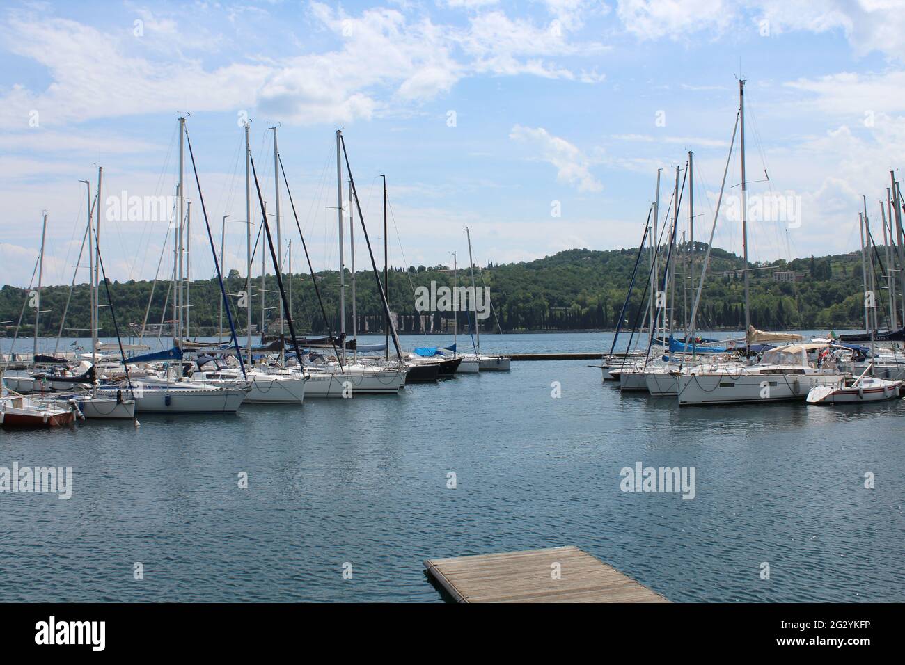 Barche a vela sul Lago di Garda Foto Stock