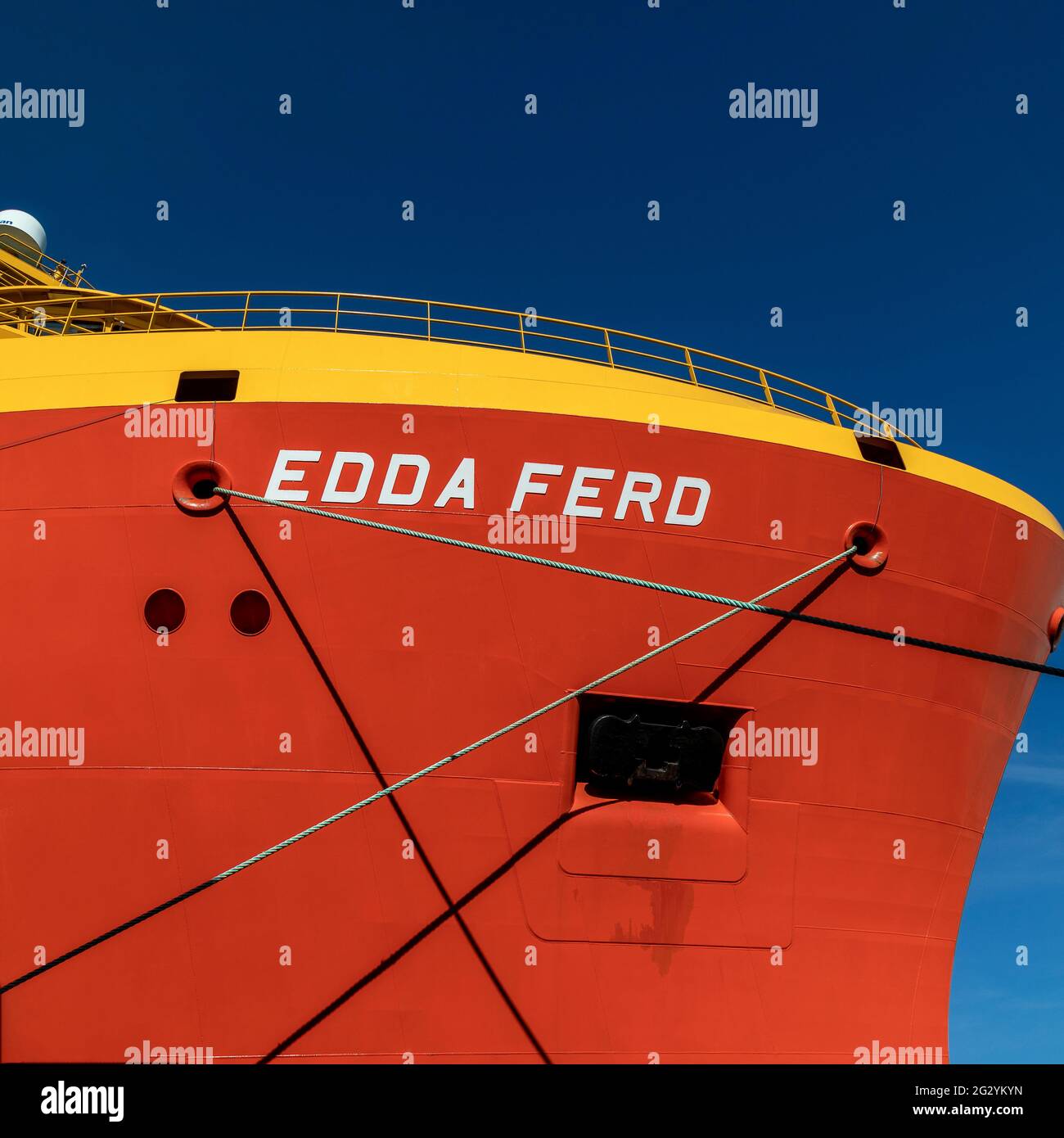 Dettaglio da prua di Edda Ferd, una nave di servizio PSV offshore - nel porto di Bergen, Norvegia Foto Stock