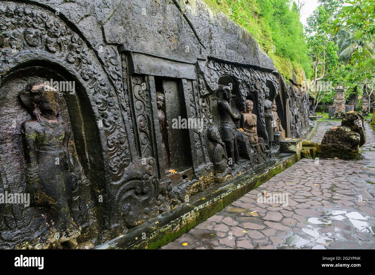 Yeh Pulu incisioni rupestri nel villaggio di Bedulu, vicino a Ubud. Bali, Indonesia. Foto Stock