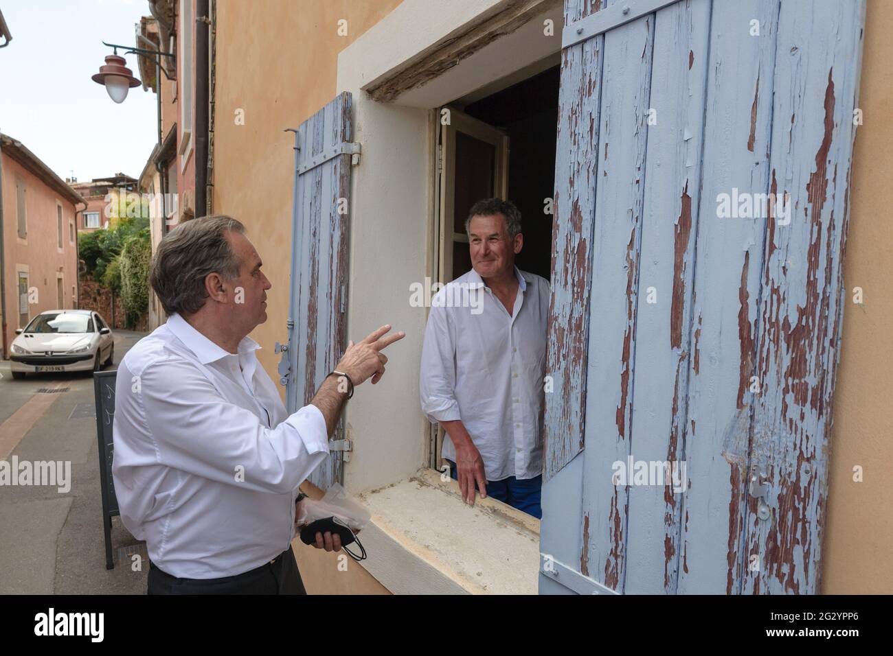 Roussillon, Francia. 11 Giugno 2021. Renaud Muselier parla ad un residente del villaggio di Roussillon durante la campagna politica.Renaud Muselier (partito Les Républicains) sta correndo per la sua propria successione come presidente della regione meridionale. Si sta battendo per le elezioni regionali che si terranno il 20 e 27 giugno 2021. (Foto di Laurent Coust/SOPA Images/Sipa USA) Credit: Sipa USA/Alamy Live News Foto Stock