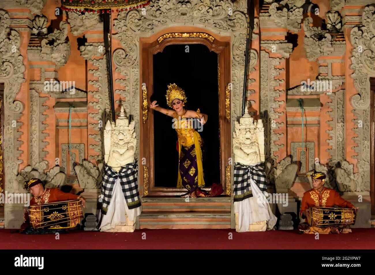 Un'esecutore femminile della danza Legong a Ubud, Bali, Indonesia Foto Stock