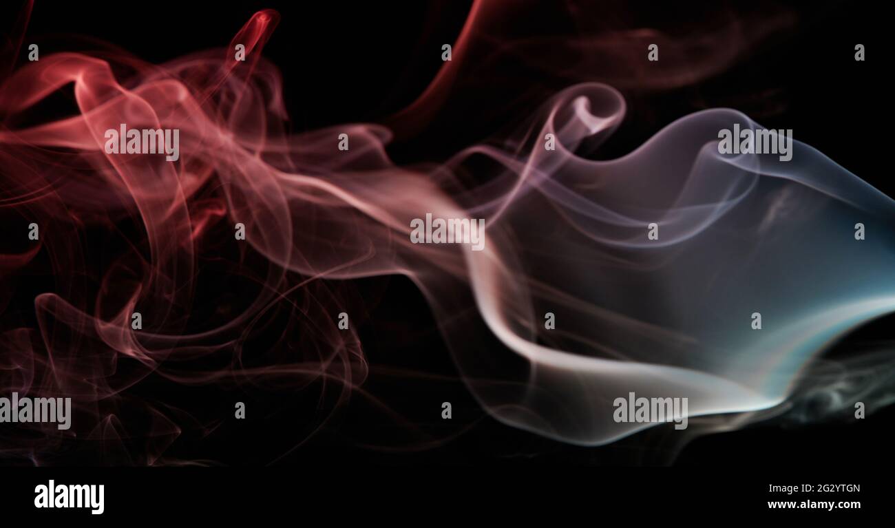 Linee di fumo astratte di colore rosso su sfondo nero. Elegante carta da parati curva colorata Foto Stock