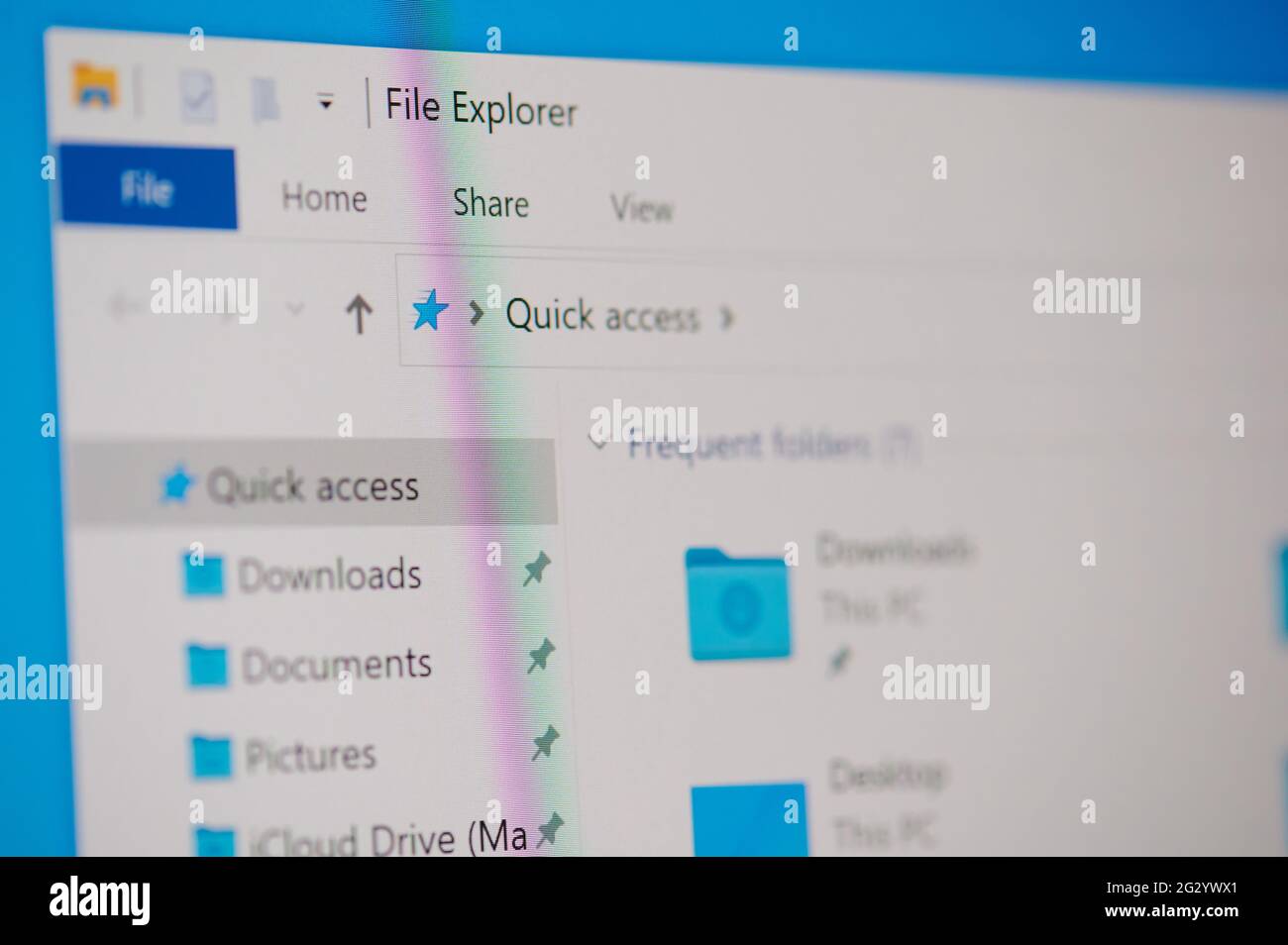 New york, USA - 17 maggio 2021: Navigazione in Windows pc via file explorer su schermo macro vista ravvicinata Foto Stock