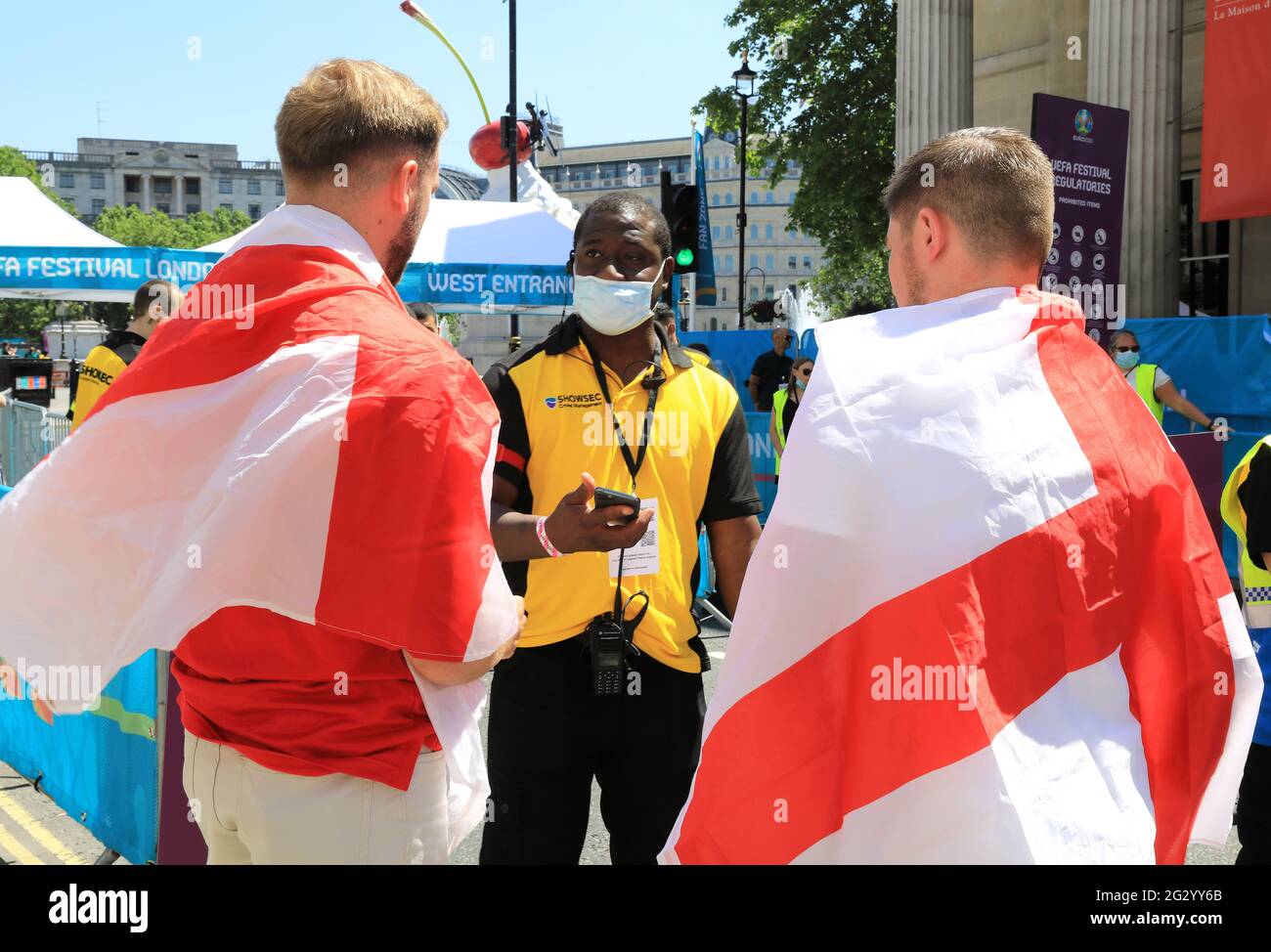 Accesso esclusivo dei lavoratori chiave - personale NHS, polizia e addetti ai trasporti - alla zona dei fan di Euros a Trafalgar Square, per la prima partita in Inghilterra, a Londra, Regno Unito Foto Stock