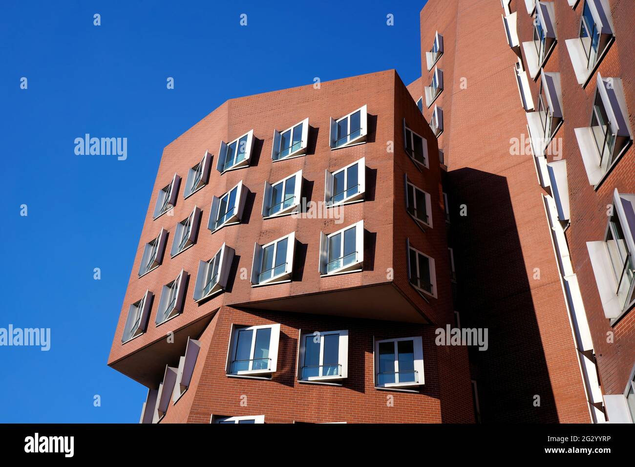 Un edificio progettato dall'architetto di stelle Frank O. Gehry a 'Neuer Zollhof', Medienhafen / Media Harbour a Düsseldorf. Foto Stock