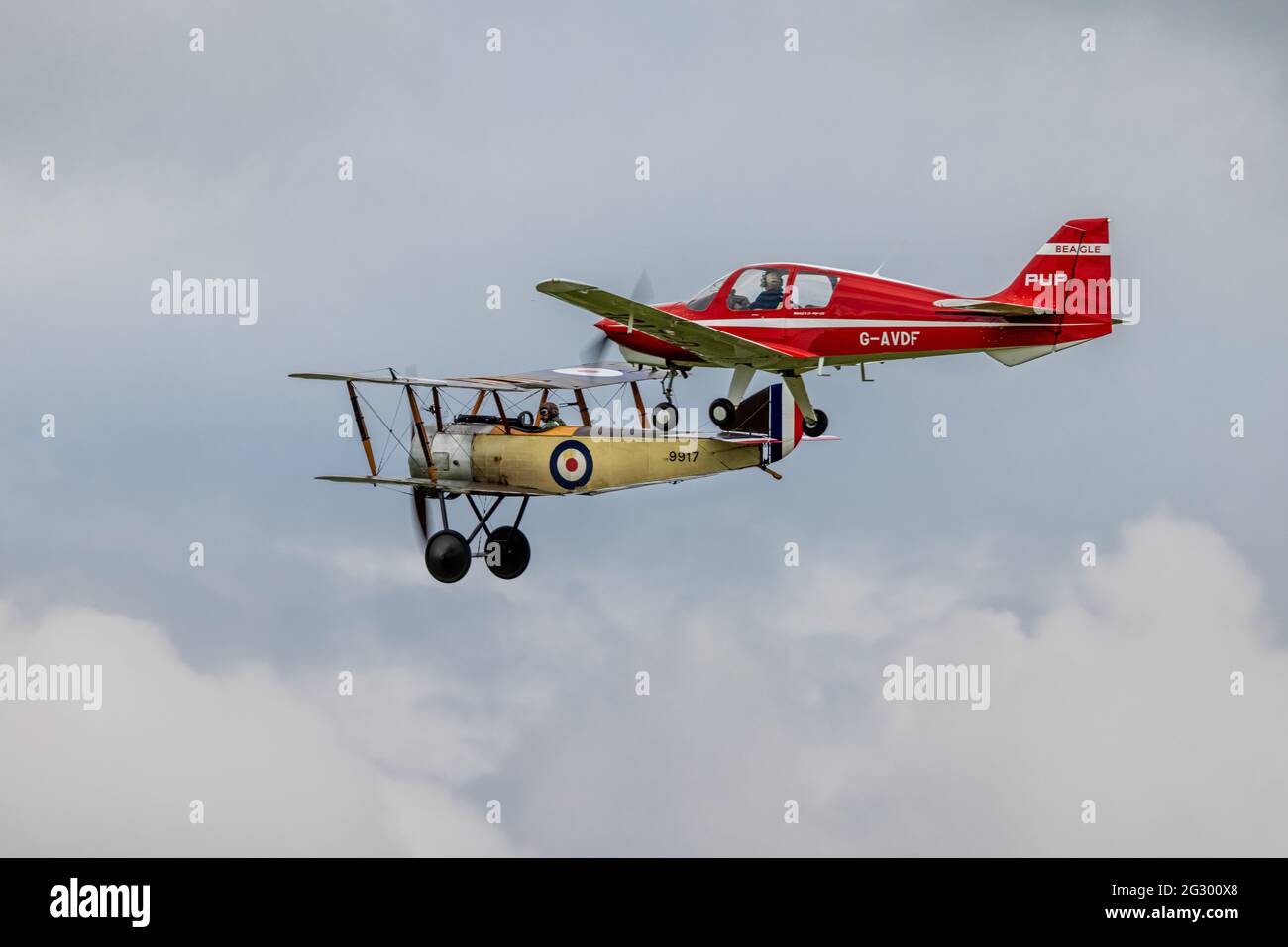 1916 Sopwith Pup (G-EBKY) & Beagle Pup Prototype (G-AVDF) volare in formazione al Shuttleworth Flying Festival of Britain Airshow il 6 giugno 2021 Foto Stock