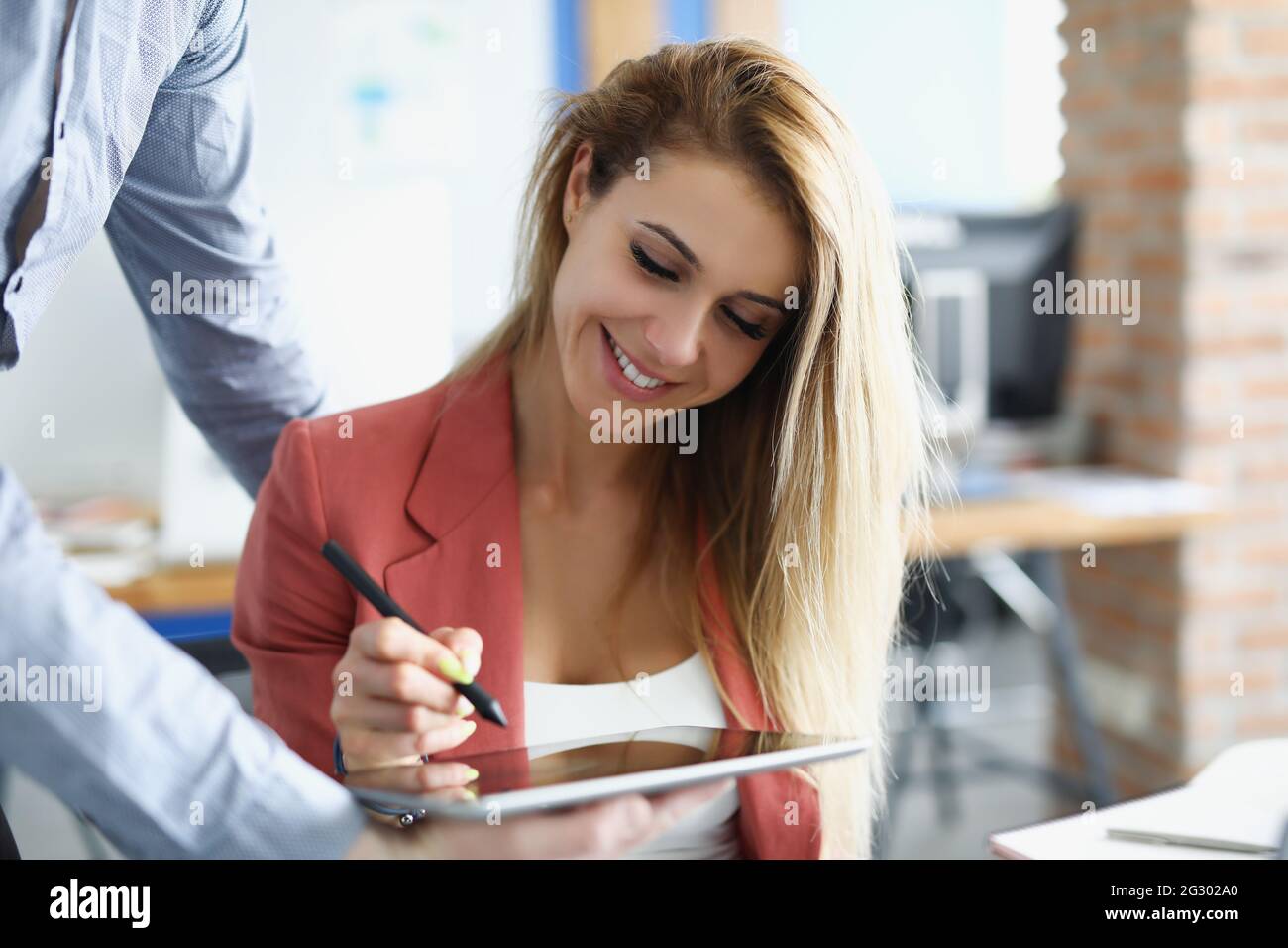 La CEO femminile appone la firma elettronica al tablet Foto Stock