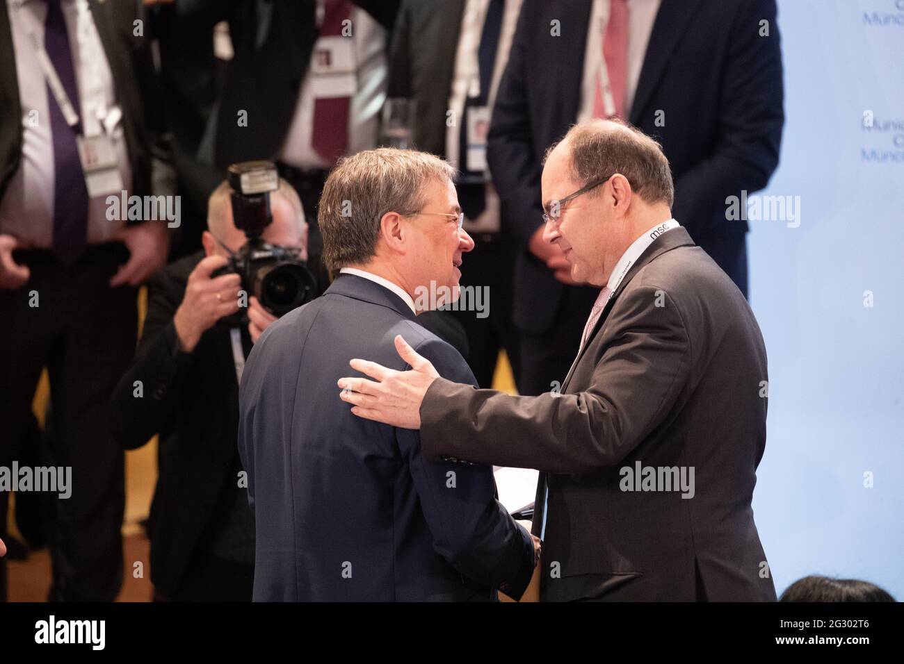 Im Bild: Erbringung und Verkauf von Dienstleistungen im Bereich im Bereich im Bereich im Bereich im Bereich und Repräsentant für der Bereich. Der Kanzlerkandidat der CDU/CSU Armin Laschet und die Kanzlerkandidatin von Bündnis 90/Die Grünen Annalena Baerbock üben bei der Münchner Sicherheitskonferenz am 16. Febbraio 2020 a München schon mal fürs Kanzleramt. * Armin Laschet (L.) e l'Alto rappresentante per la Bosnia-Erzegovina Christian Schmidt (CSU) si abbracciano. Il candidato più alto della CDU/CSU conservatrice Armin Laschet e il candidato più alto del partito verde Annalena Baerbock al Monaco S Foto Stock