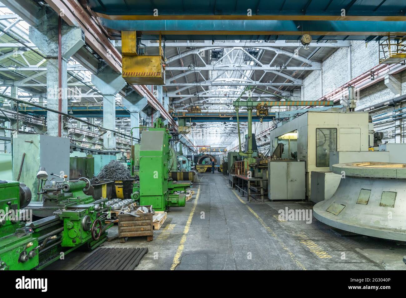 Interni industriali della fabbrica metallurgica. Officina con molte macchine utensili per la lavorazione, la molatura, la foratura e il taglio di metalli. Industria pesante. Foto Stock