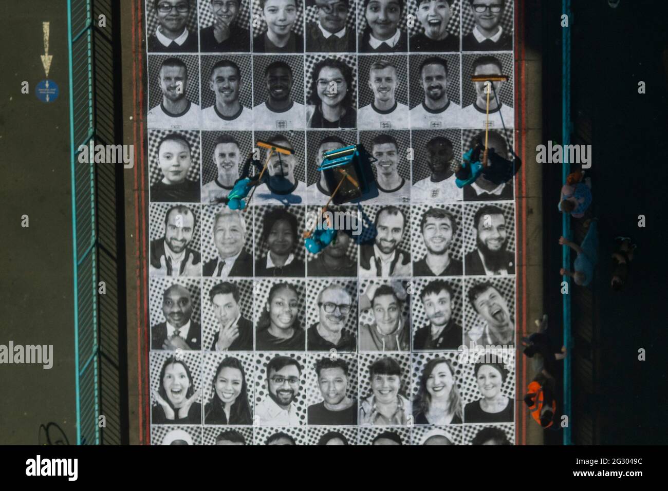 Londra, Regno Unito. 13 giugno 2021. Tifosi in Inghilterra Camicie da calcio - Tower Bridge è incollato con più di 3,000 fotografie in bianco e nero ritratto in celebrazione del Campionato di calcio UEFA EURO 2020. All'interno fuori è la celebrazione culturale della capitale del calcio e la sua capacità di riunire le persone. Credit: Guy Bell/Alamy Live News Foto Stock