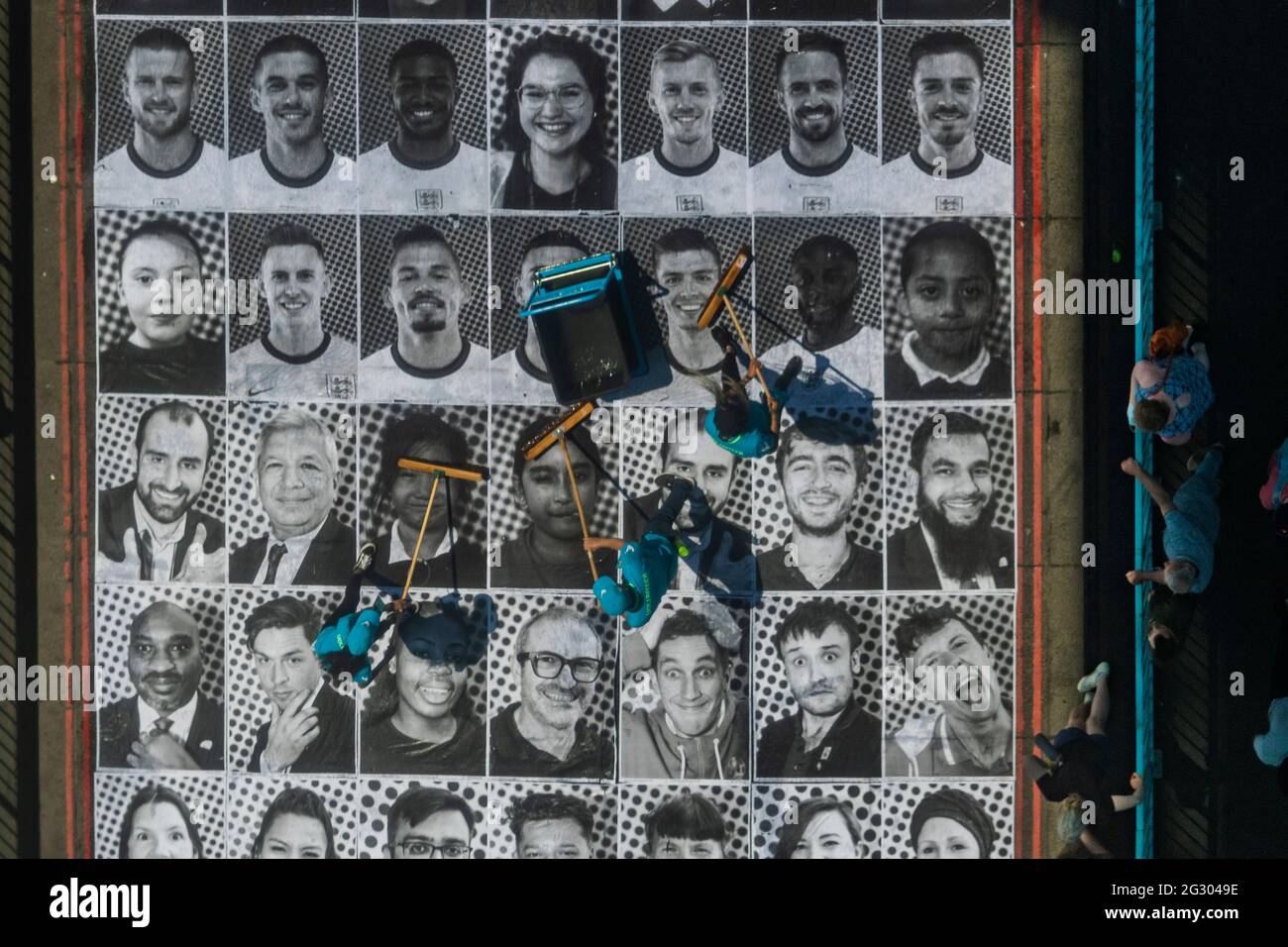 Londra, Regno Unito. 13 giugno 2021. Tifosi in Inghilterra Camicie da calcio - Tower Bridge è incollato con più di 3,000 fotografie in bianco e nero ritratto in celebrazione del Campionato di calcio UEFA EURO 2020. All'interno fuori è la celebrazione culturale della capitale del calcio e la sua capacità di riunire le persone. Credit: Guy Bell/Alamy Live News Foto Stock