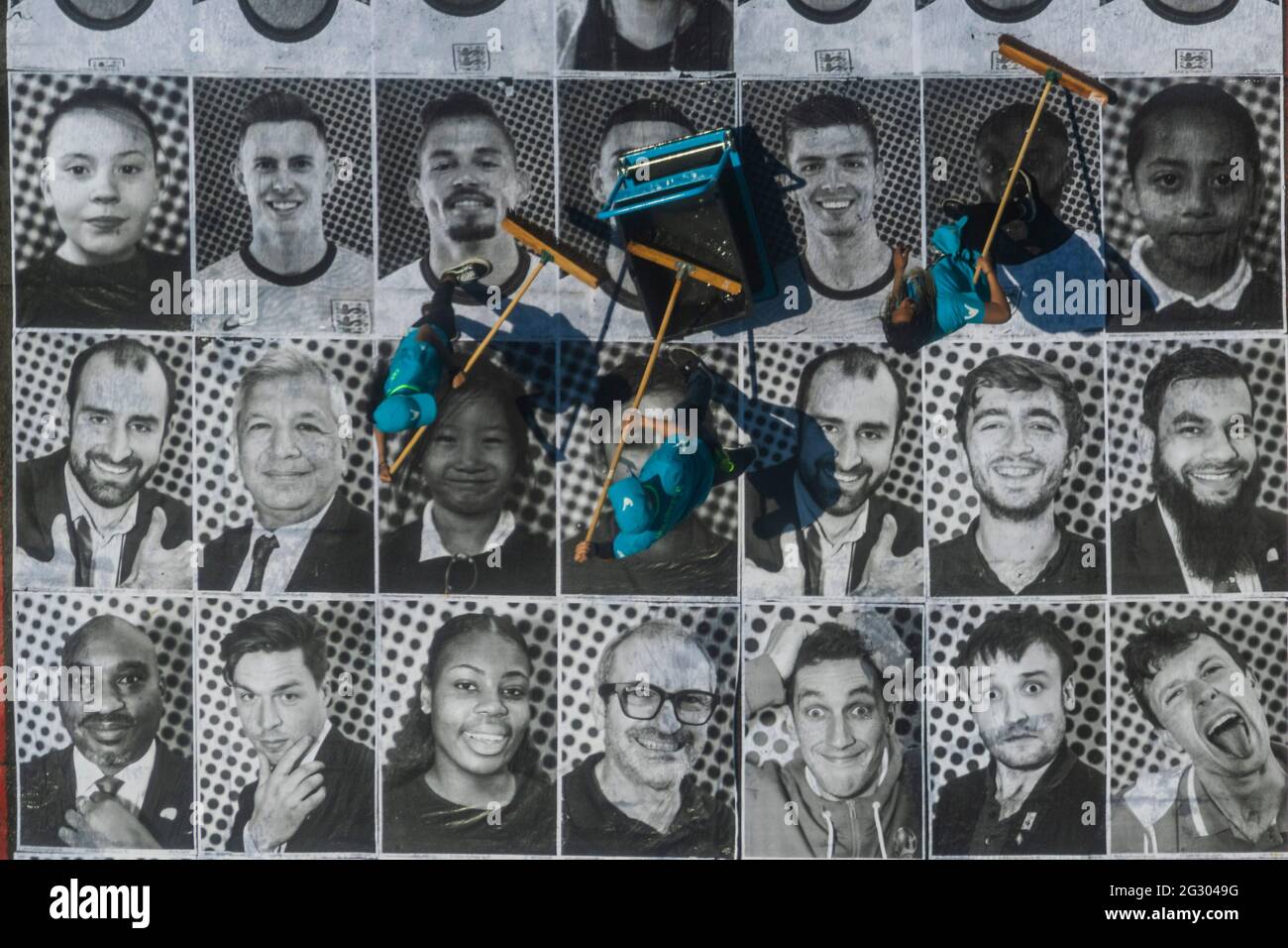 Londra, Regno Unito. 13 giugno 2021. Tifosi in Inghilterra Camicie da calcio - Tower Bridge è incollato con più di 3,000 fotografie in bianco e nero ritratto in celebrazione del Campionato di calcio UEFA EURO 2020. All'interno fuori è la celebrazione culturale della capitale del calcio e la sua capacità di riunire le persone. Credit: Guy Bell/Alamy Live News Foto Stock