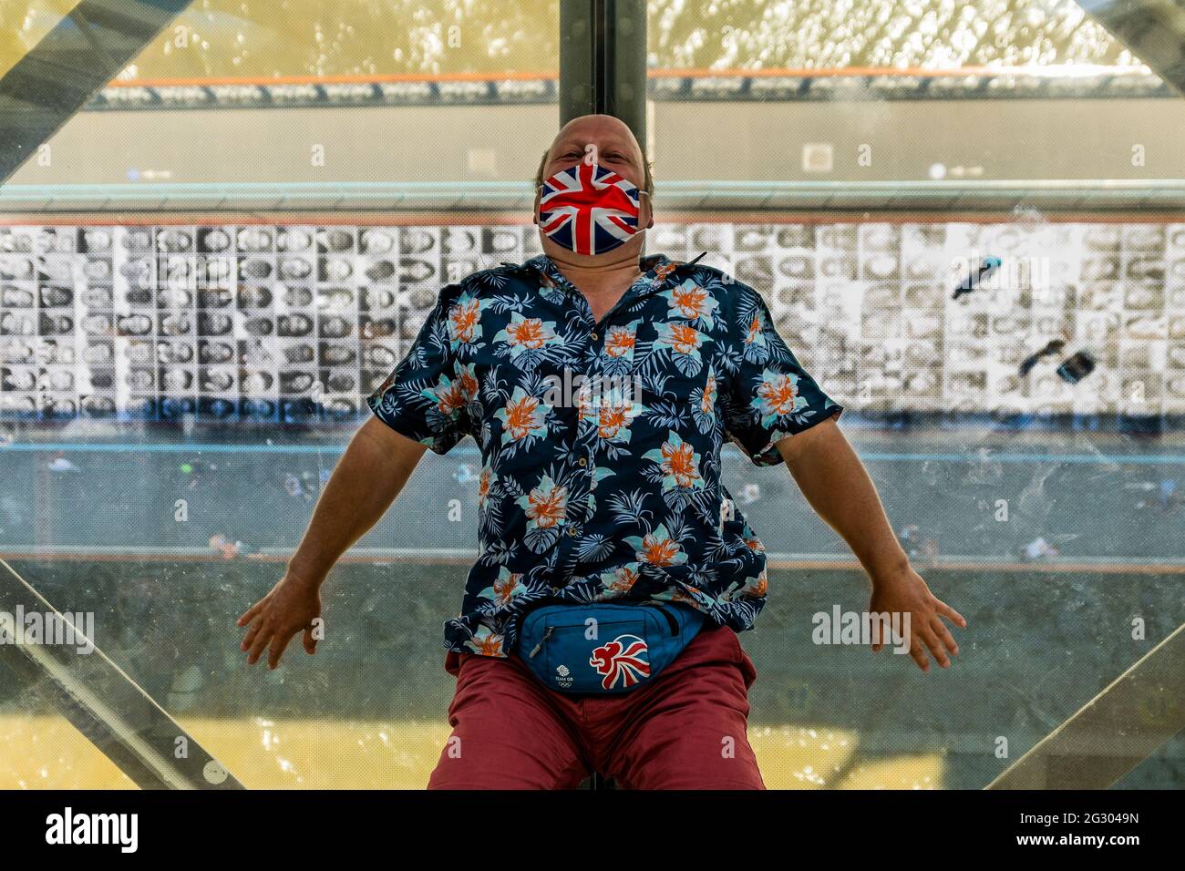 Londra, Regno Unito. 13 giu 2021. I turisti si trovano sul pavimento della piattaforma di osservazione per guardare se stessi nel soffitto a specchio - il ponte della torre, come è incollato con più di 3,000 fotografie di ritratto in bianco e nero in occasione del Campionato di calcio UEFA EURO 2020. Credit: Guy Bell/Alamy Live News Foto Stock